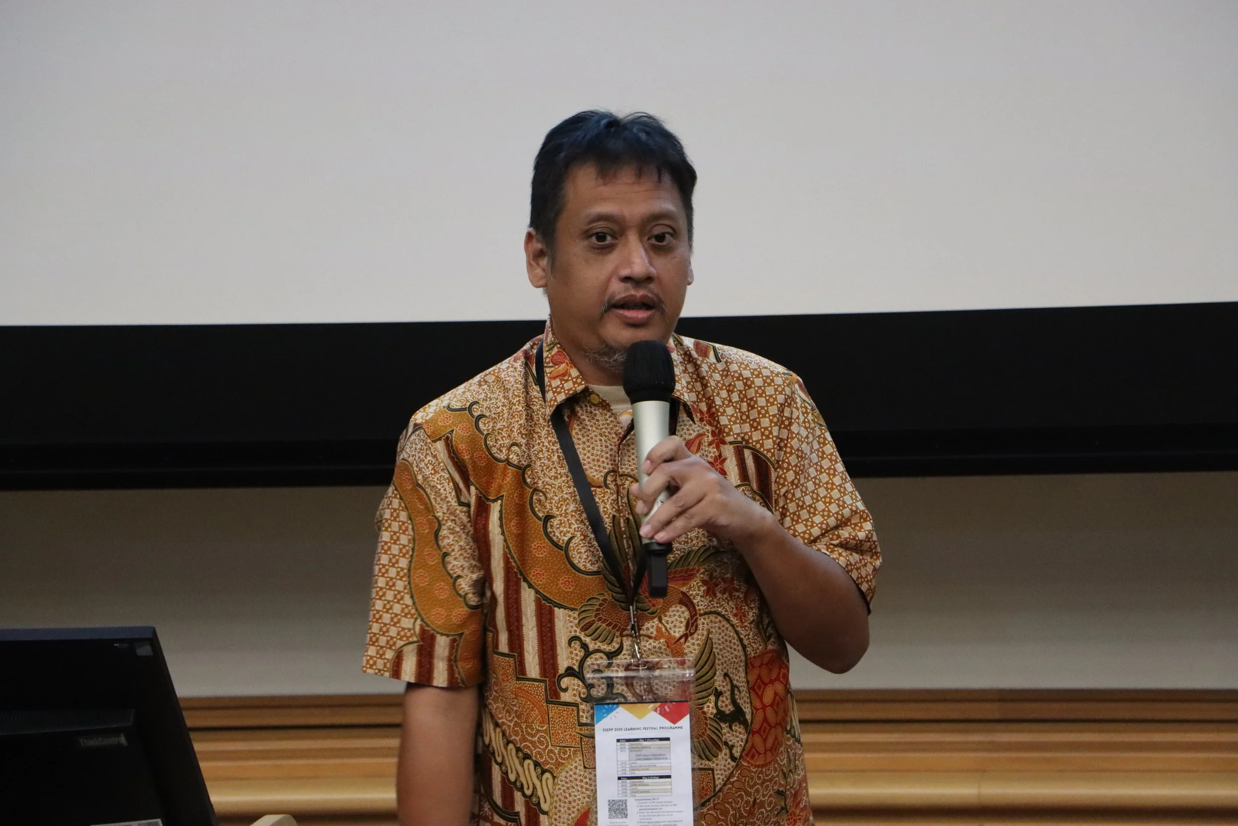 Antonius Juniadhi Soekendar of the winning team from PENABUR Intercultural School presenting their winning lesson plan, “Designing a Mini Circular Economy Loop as a School Way of Life”.