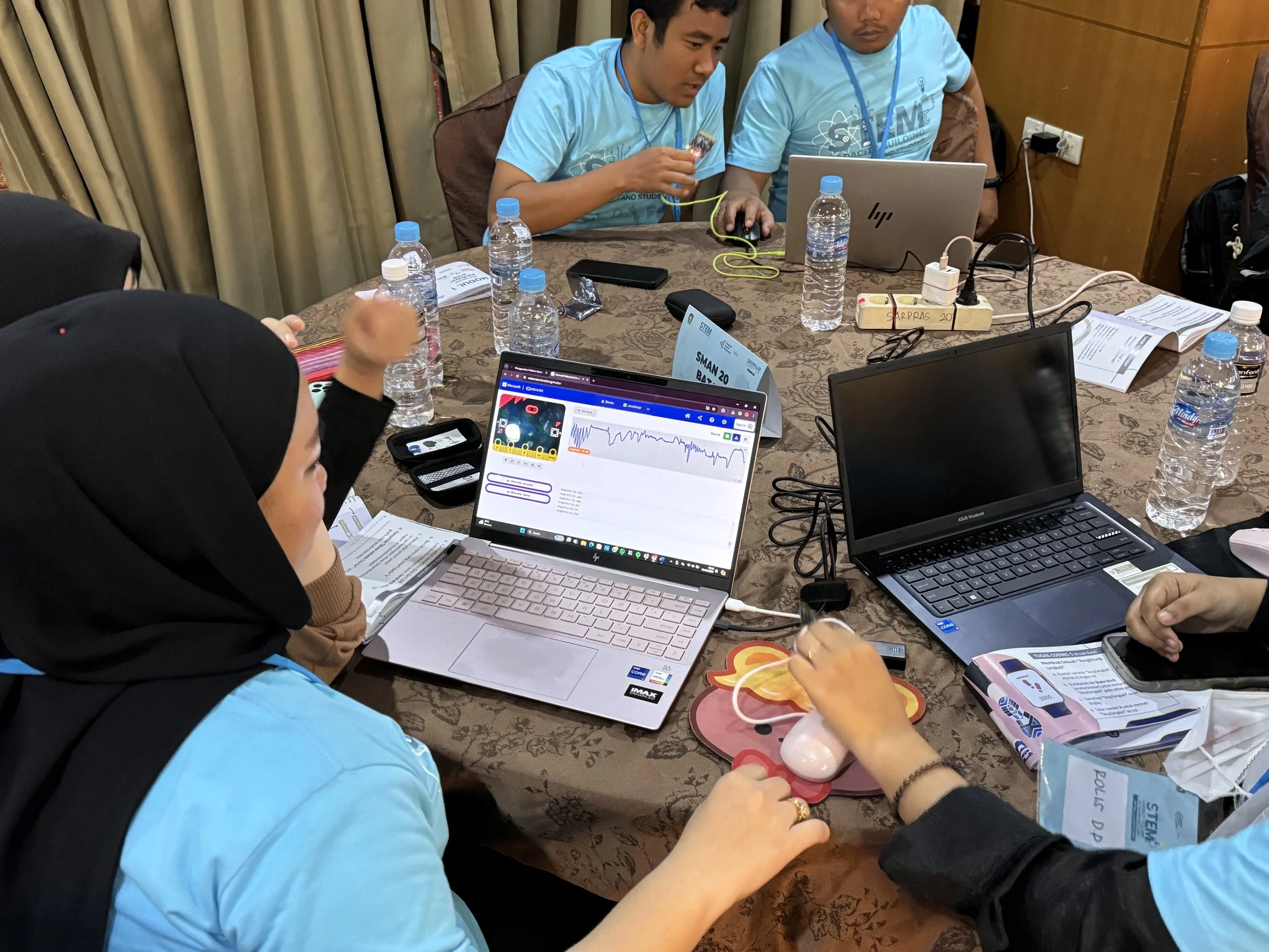  Participants coded the micro:bit to function as a magnetometer and send measurement data to the computer 