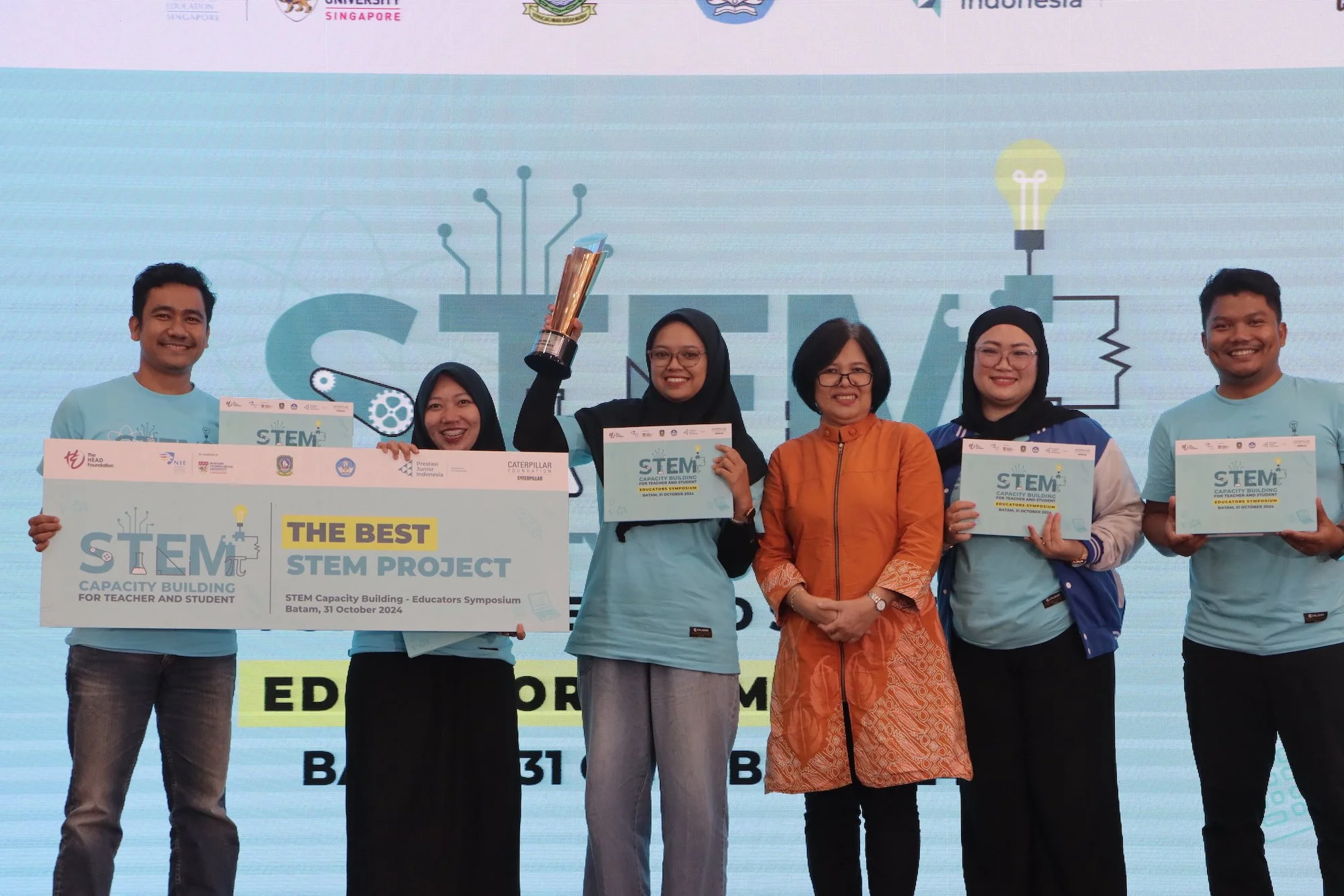  Participants from SMAN 20 Batam receiving their award for the best STEM project, presented by Ibu Lily Rosnawati 