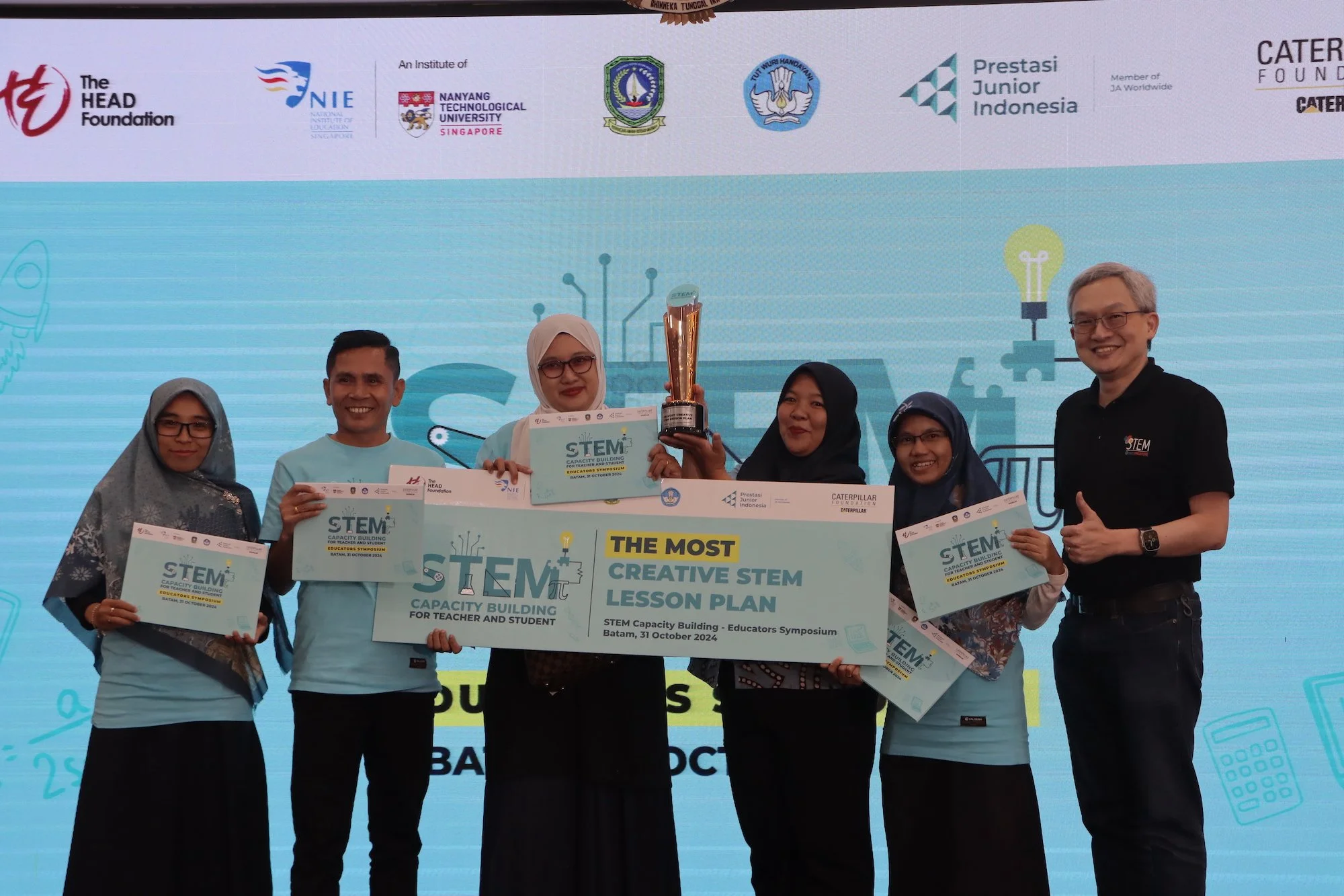  Participants from SMKN 1 Sri Kuala Lobam receiving their the most creative STEM lesson plan award, presented by Dr. Timothy Tan 