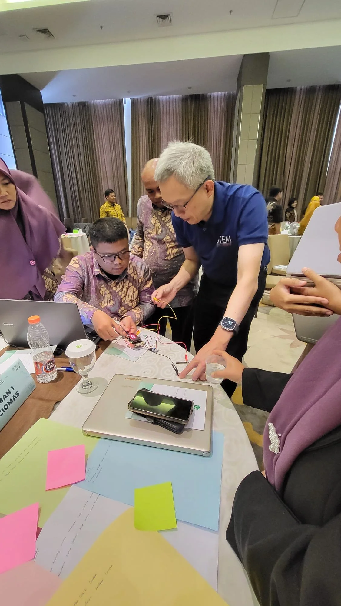Dr Timothy Tan assisting the participants with the wiring of the micro:bit