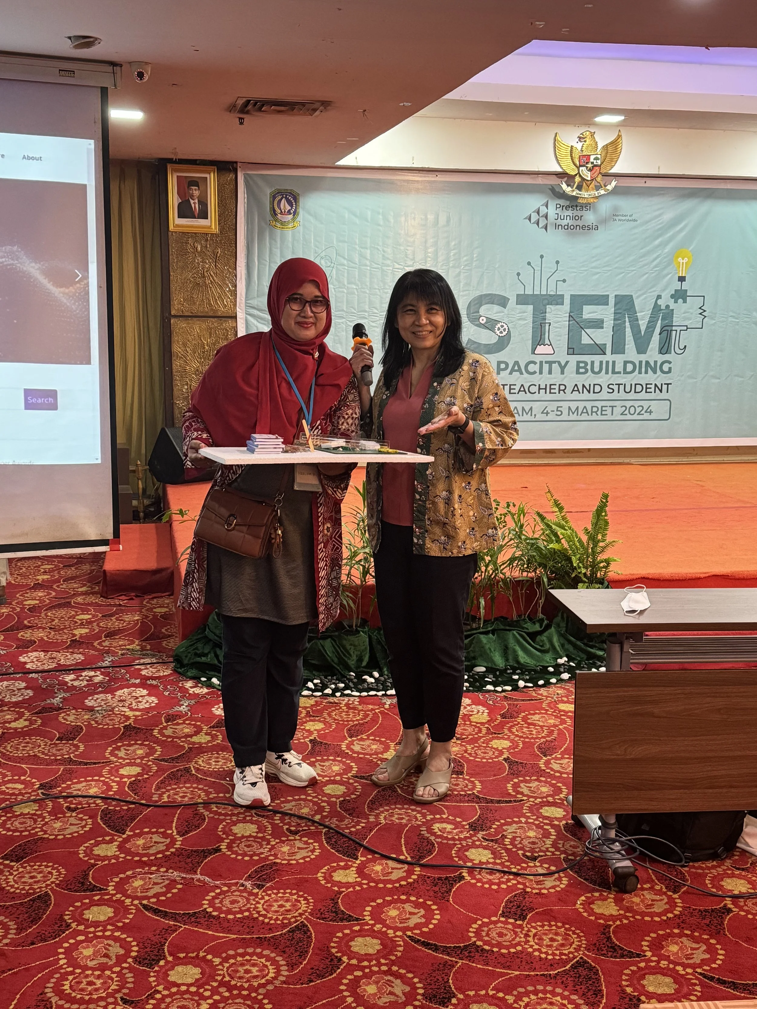  Associate Professor Tan Aik Ling giving out prize to the winning team for the blind man activity 