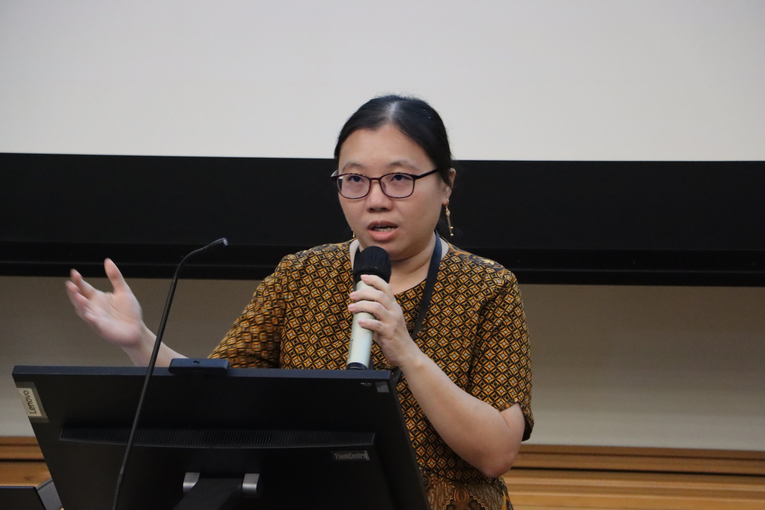Suyanti Witono of the winning team from PENABUR Intercultural School presenting their winning lesson plan, “Designing a Mini Circular Economy Loop as a School Way of Life”.