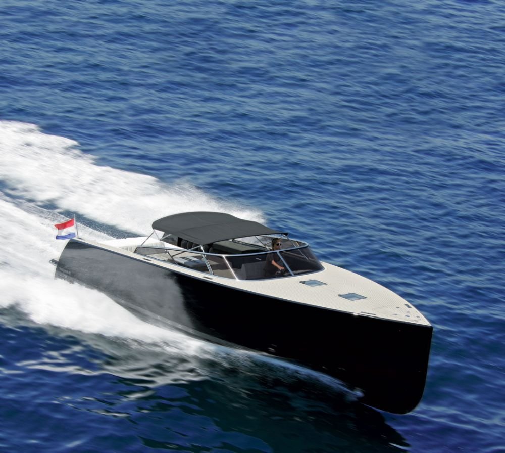 2009 - MODEL LAUNCH | The VanDutch 40 is launched into the French Riviera with a polarizing response.