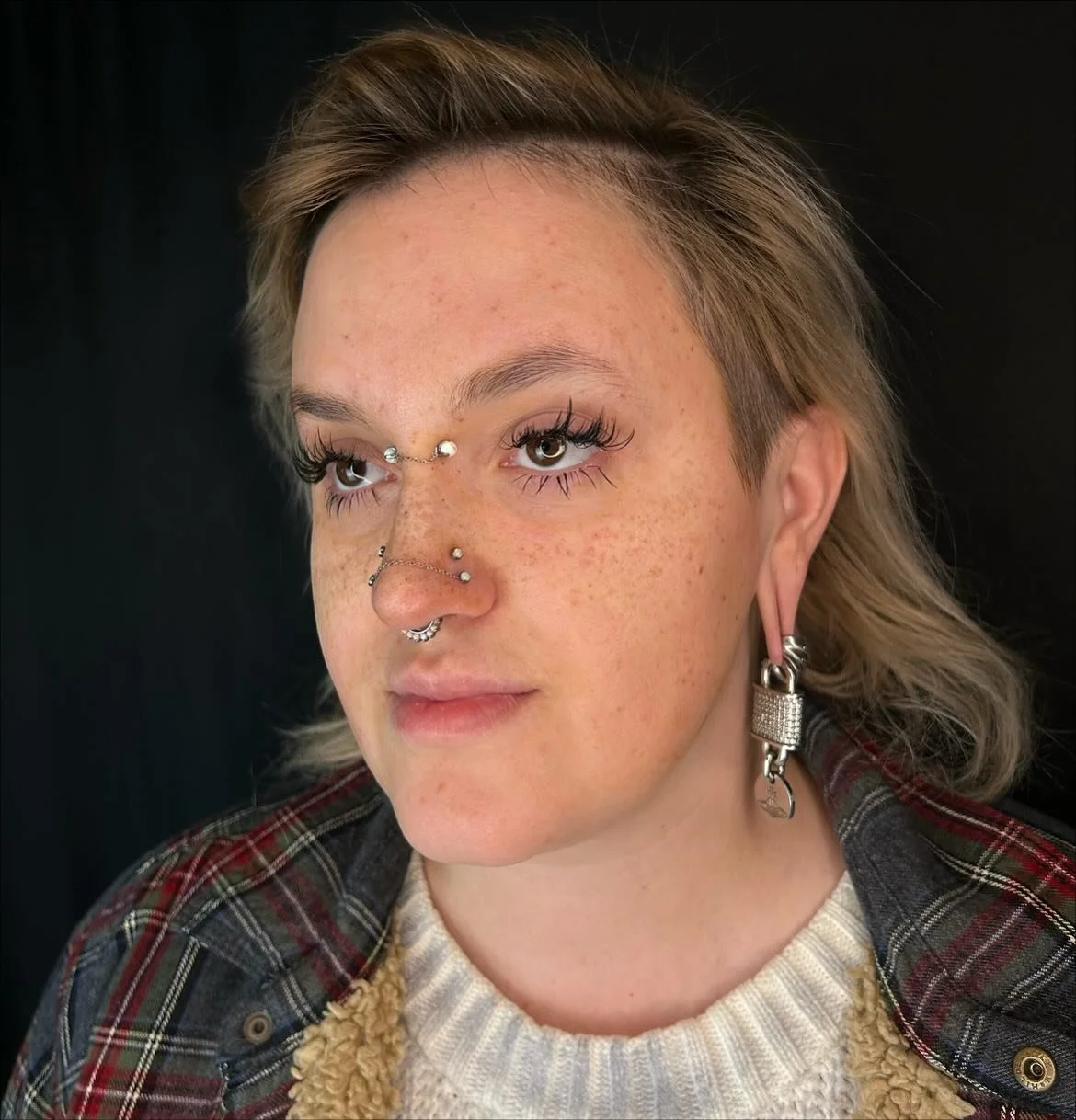 SUMMER FRECKLES ☀️🏖️ TYSM EM @emkriegart go check out their work for the coolest chrome tats you&rsquo;ve ever seeeen (&amp; @groovynailsbybea content)

Shine some light on ur friends &amp; fam (or yourself hehe) with 20% off gift cards til December