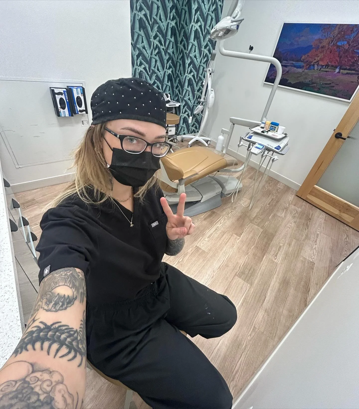 Had the most fun at the @brushery_detroit pop-up this past Monday!!!!! DID U KNOW that any gems done at the Brushery Detroit located in Brush Park hehe 🪥 you&rsquo;re eligible for a free tooth gem removal! AAAND the amazing doctors there are offerin