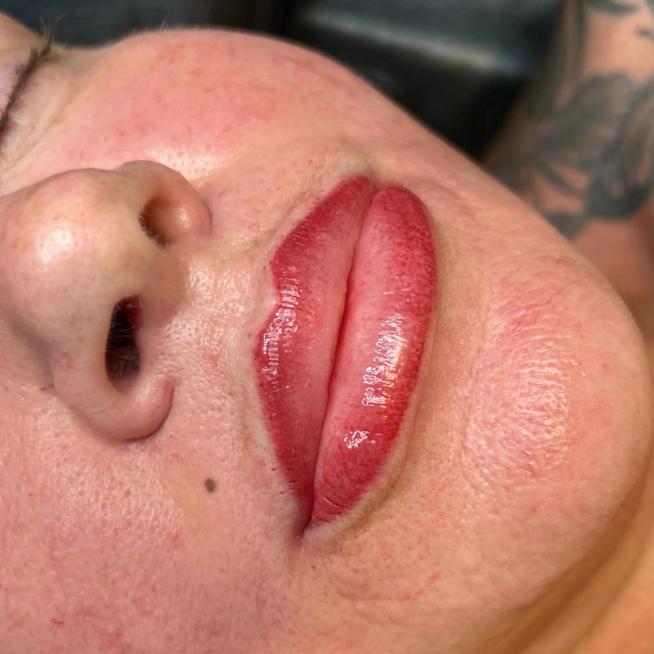 Super proud of these ombr&eacute; lips from today ₊˚⊹♡🍰🍓♡⊹˚₊
Tysm Danielle w an @underinkfluence arm peakin out
 
&hearts;️

Big kisses 2 u all for the love &amp; support <3