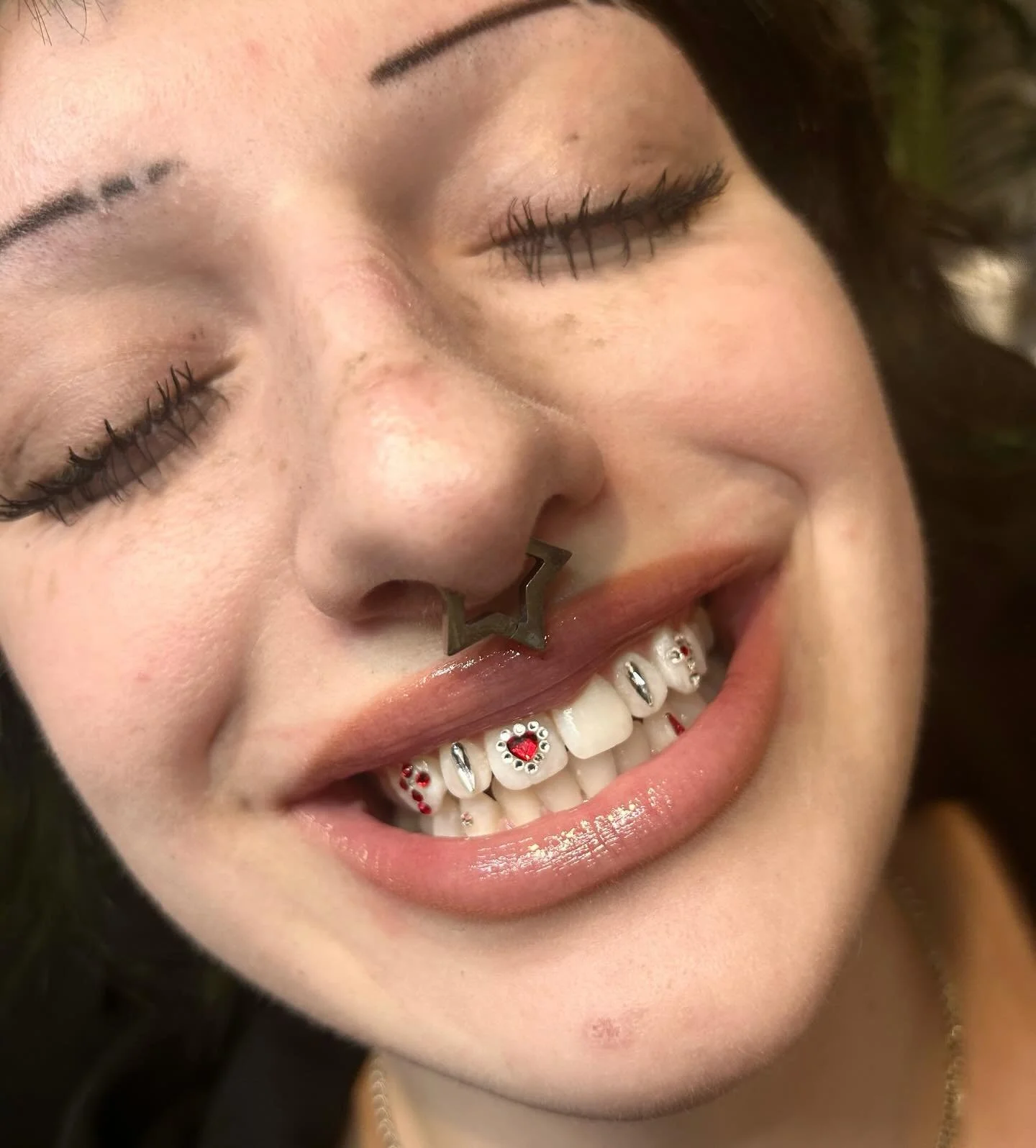 THANK U MIRA &amp; ELLE &amp; HAPPY BDAYYYY &hearts;️ a crystals only freestyle w red &amp; silver inverted crosses, a front tooth heart &amp; outline PLUS some bottom canine boys 

&amp;

@dharma_tattoo_collective