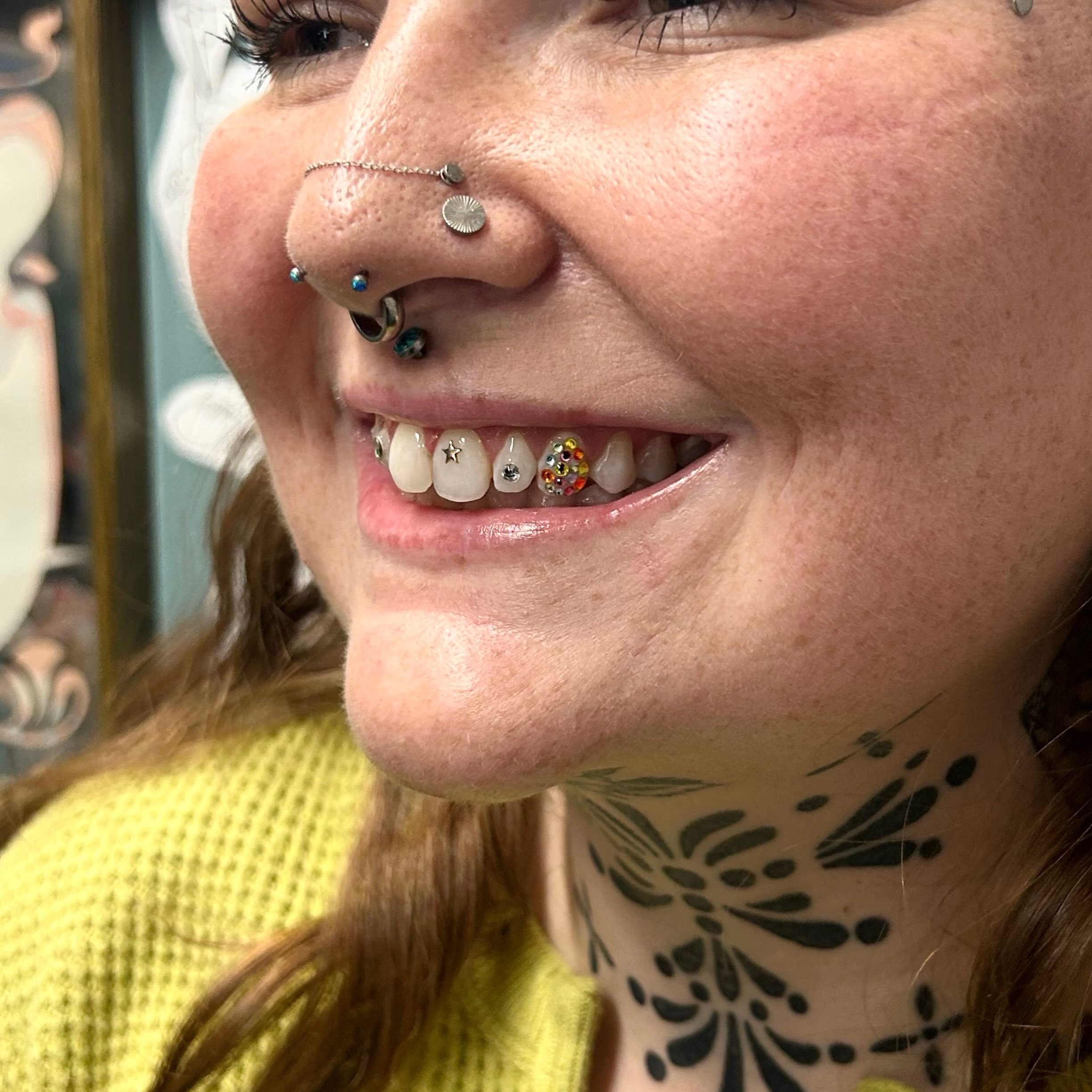 TIS THE SEASON!!!! Scare ur boss and friends with some big beautiful toof gems discounted for this big beautiful spooky season <3 

We&rsquo;re keepin it goin tmrw 10am-6pm with $100 flash by @solid_dude_time &amp; discount gems, designs and gold 