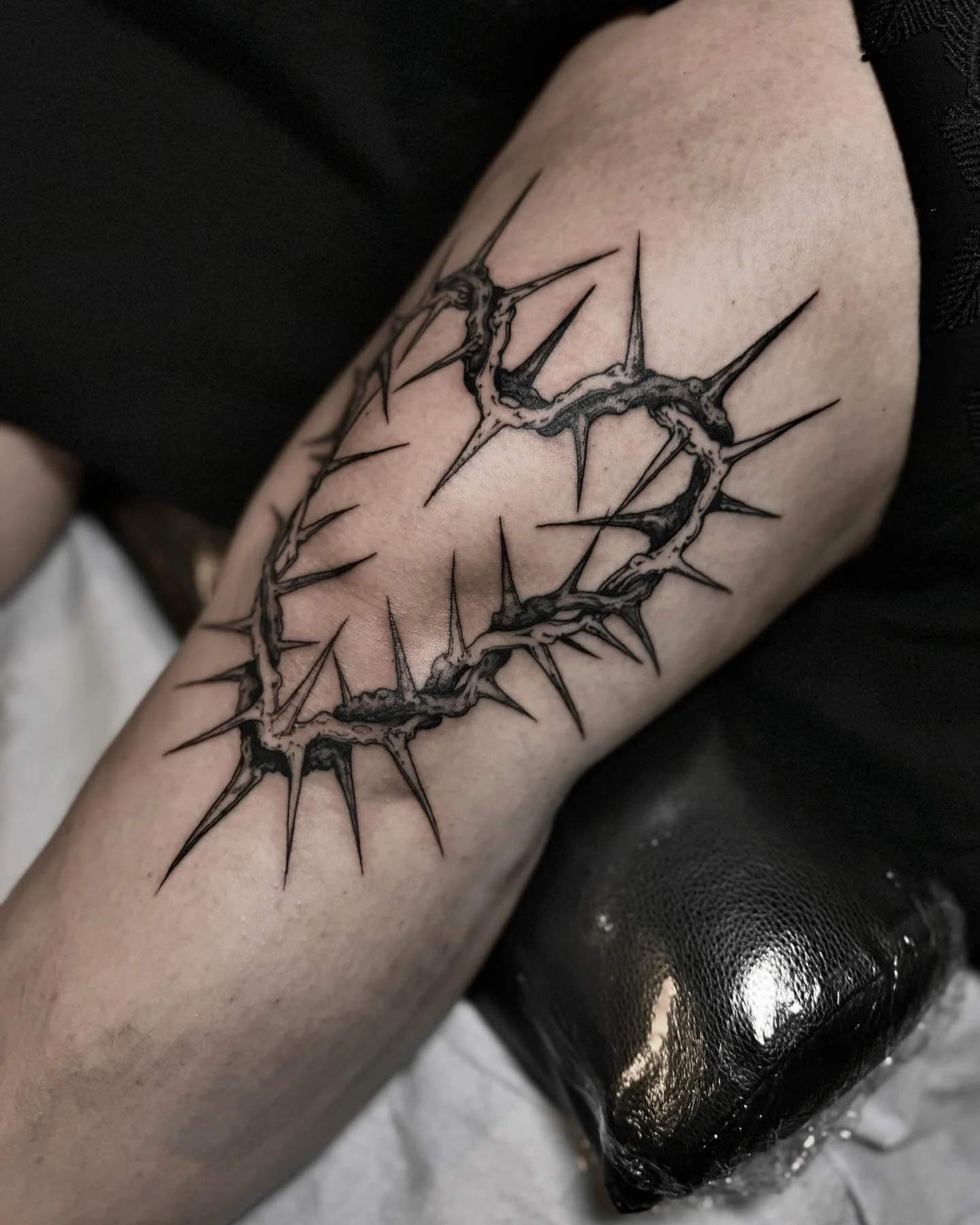 𝐁𝐢𝐭𝐭𝐞𝐫𝐬𝐰𝐞𝐞𝐭.

Thanks so much Chelsea! 
Made @tenderfootstudio 

.
.
.
.
.
#blackwork #blackworkers #blackworktattoo #blackworknow #blackworksubmission #artobscurae #tttism #darktattoo #darktattoos #blackworkartists #illustrativetattoo  @fy