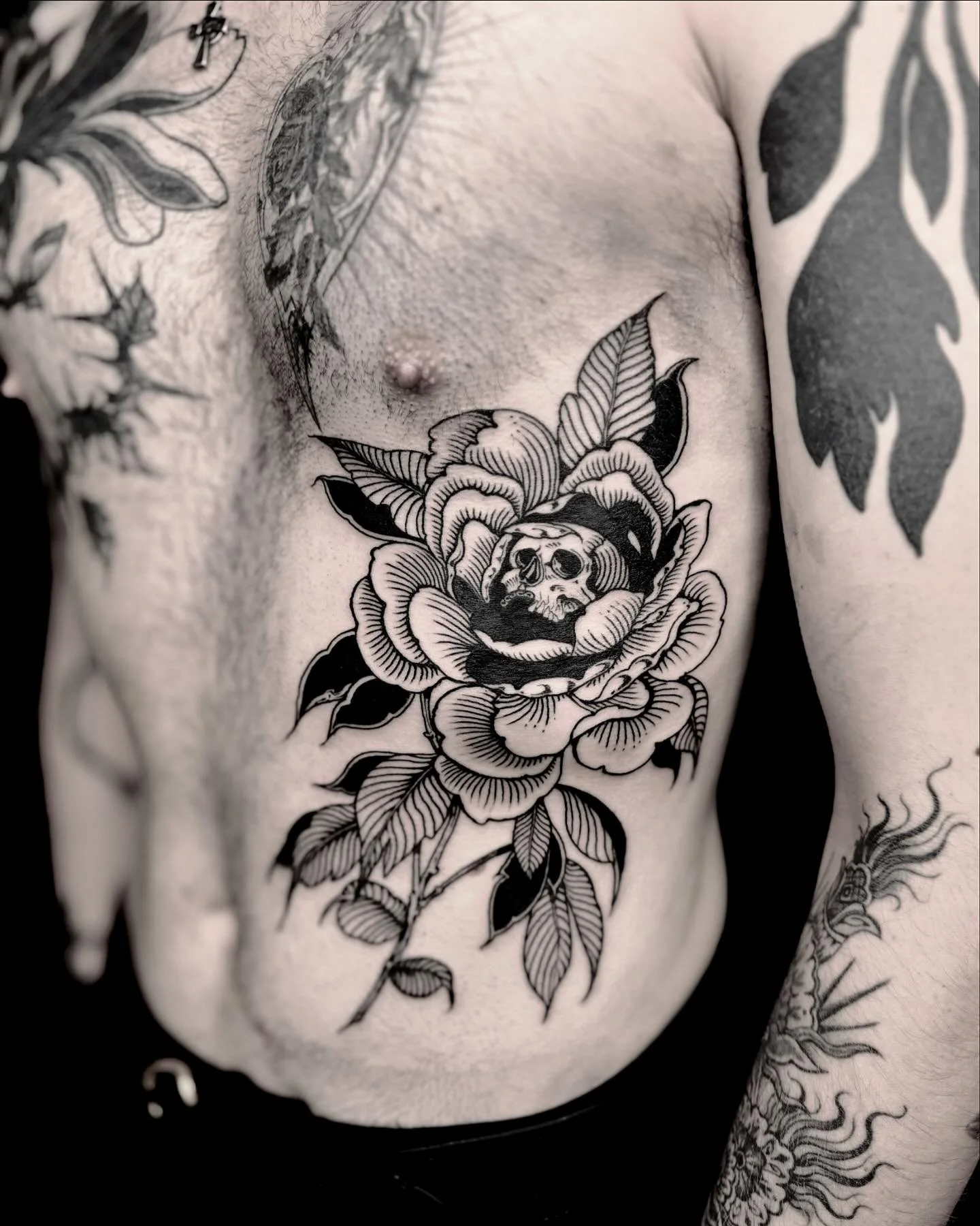 𝐛𝐮𝐫𝐠𝐞𝐨𝐧𝐢𝐧𝐠.

Thanks JM! 💀 🌺 

.
.
.
.
.
#blackwork #blackworkers #blackworktattoo #blackworknow #blackworksubmission #artobscurae #tttism #darktattoo #darktattoos #blackworkartists #illustrativetattoo @fytsupplies @blackworkers