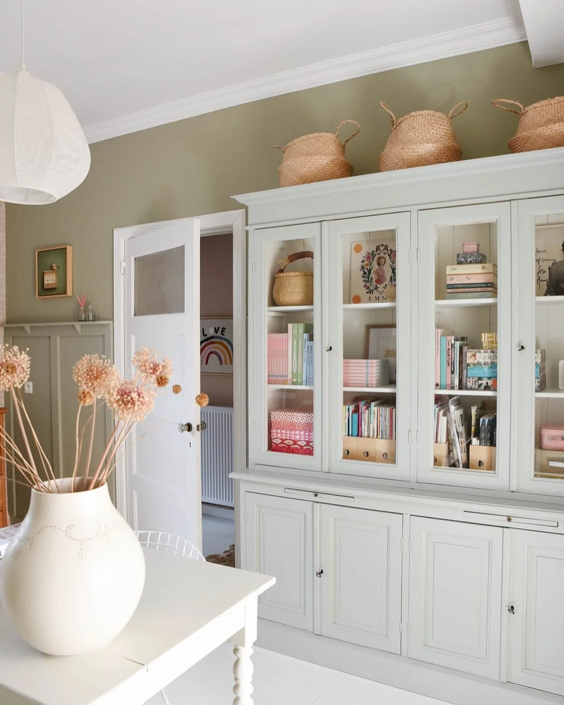 Last November I decided to paint the darkest room of the house dark. Using @farrowandball French Gray that goes so well with all my pastels. The white is All White and the cabinet is Light Blue. Lots more on the blog, the link is in my profile.

#far