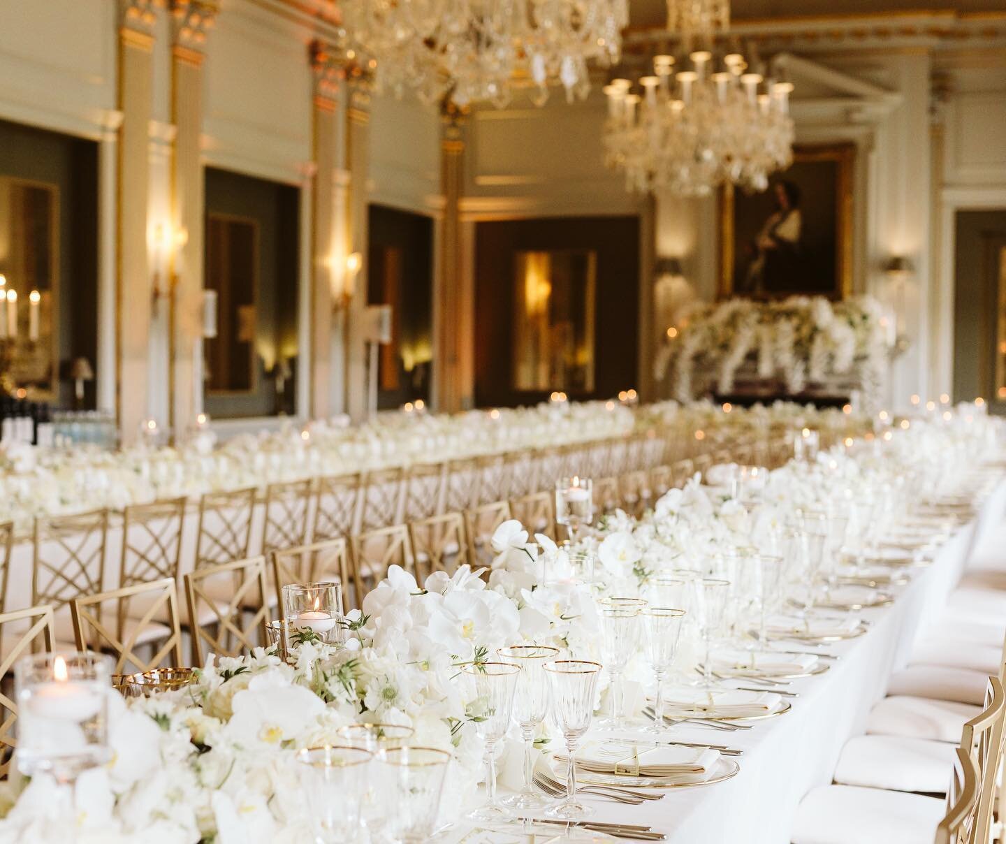 Can you think of a more beautiful table decoration?⭐️🤍 White &amp; Gold details! 

Thanks to:
Location: @Clivedenhouse
Photographer @moment_studio 
Gorgeous flowers by @wildaboutflower Wedding planner and designer: GLENNE Luxury Weddings &amp; Event