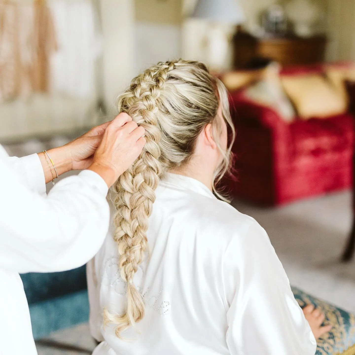 Getting ready for the big day🤍 

Thanks to:
Hairdresser: @ingerterese_ardor 
Location: Clivedenhouse
Photographer @moment_studio 
Gorgeous flowers by @wildaboutflower Wedding planner and designer @glennewedding 
.
.
#glenne#clivedenhouse#clivedenhou