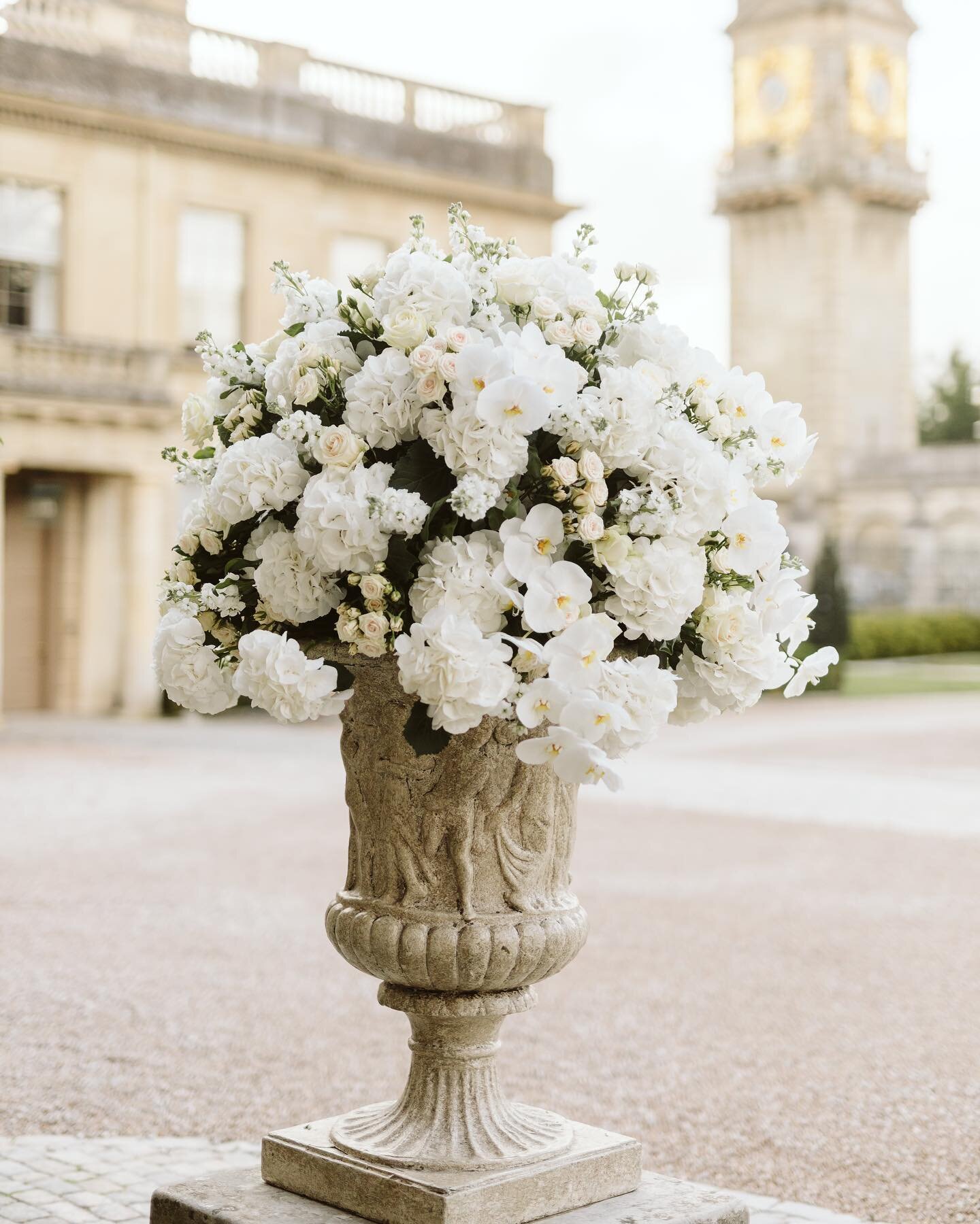 The most beautiful flower decoration by talented @wildaboutflower🤍🌸

Location: @clivedenhouse
Photographer @moment_studio 
Gorgeous flowers by @wildaboutflower 
Wedding planner and designer @glennewedding 
.
.
#glenne#clivedenhouse#clivedenhousewed