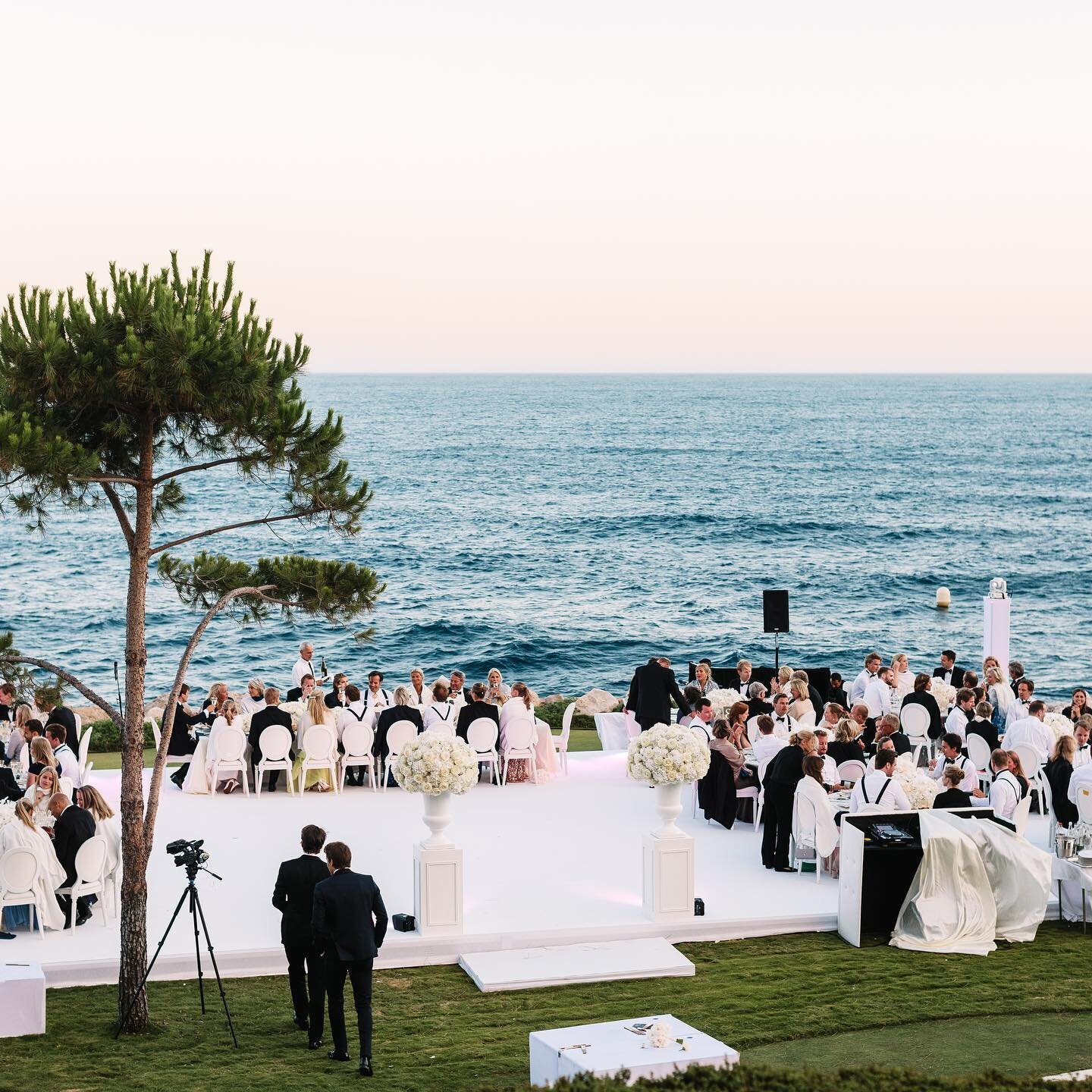 The most perfect wedding destination next to Monaco on the French Riviera🌊🕊

Location: Venue Cap De Vik, Cap d`Ail, France
Thanks to photographer @moment_studio
Gorgeous flower by @mariellaaprosio 
Wedding planner and designer: GLENNE Luxury Weddin