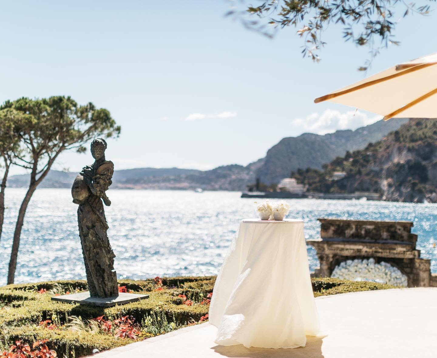 This is the reason why it's perfect to get married abroad🌊 Location: Venue Cap De Vik, Cap d`Ail, France Thanks to photographer @moment_studio Gorgeous flower by @mariellaaprosio Wedding planner and designer: GLENNE Luxury Weddings & Even