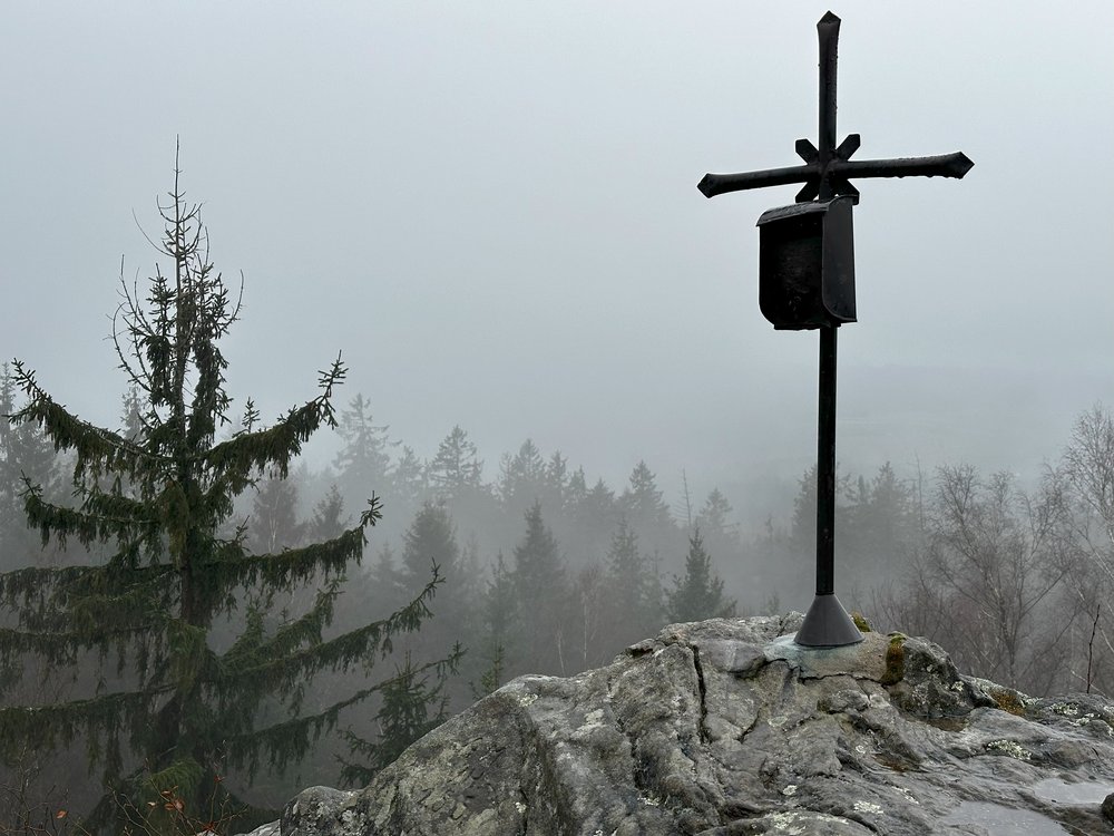 Großer Stein - vrcholový kříž se schránkou na vrcholovou knihu