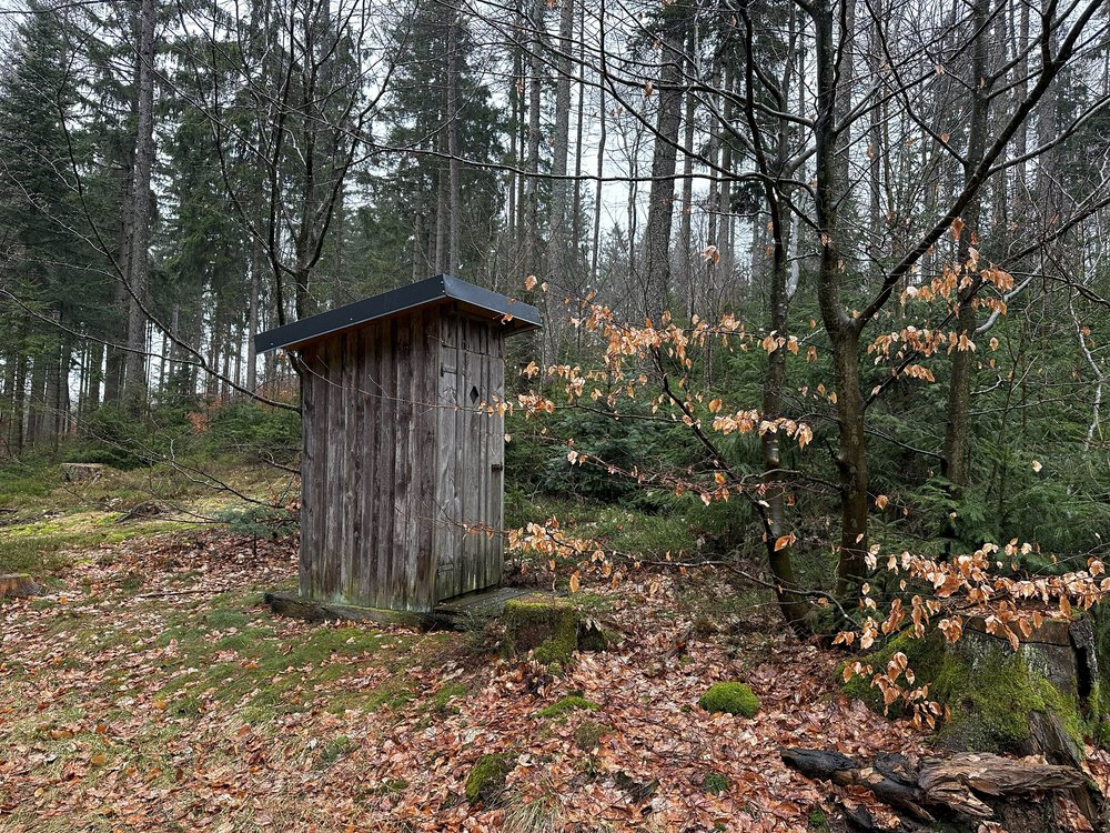 Útulna byla zavřená, ale čistá lesní toaleta byla otevřená