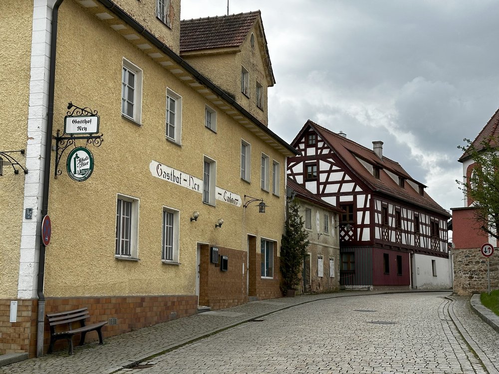 Náměstí Neualbenreuthu s budovou hostince Ney