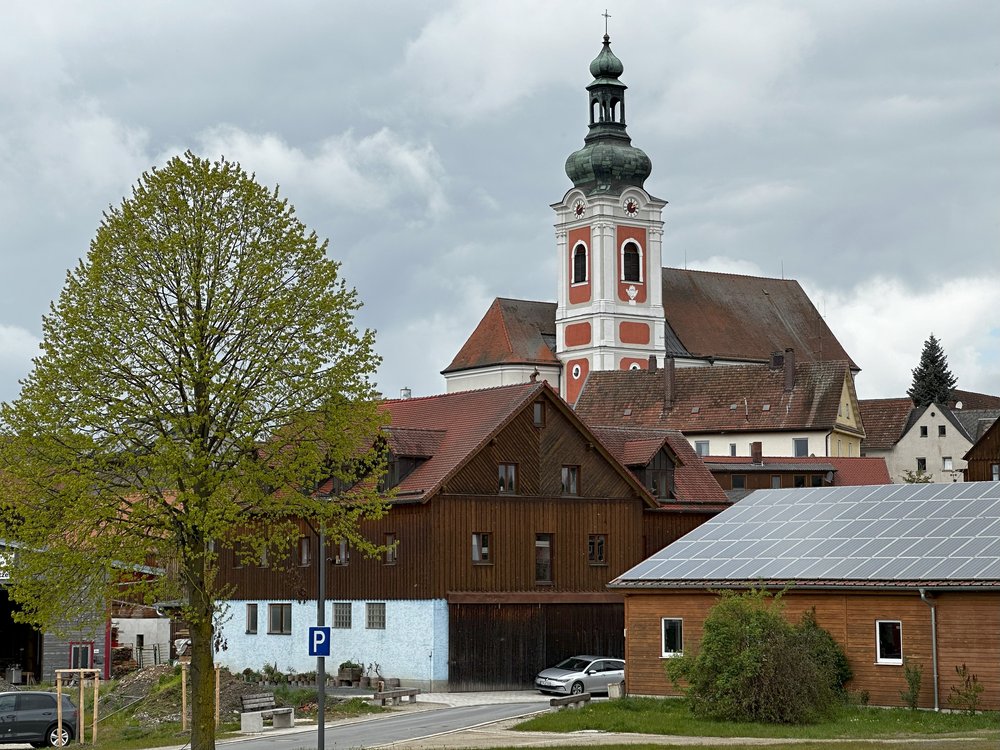 Bad Neualbenreuth s dominantou kostela sv. Vavřince