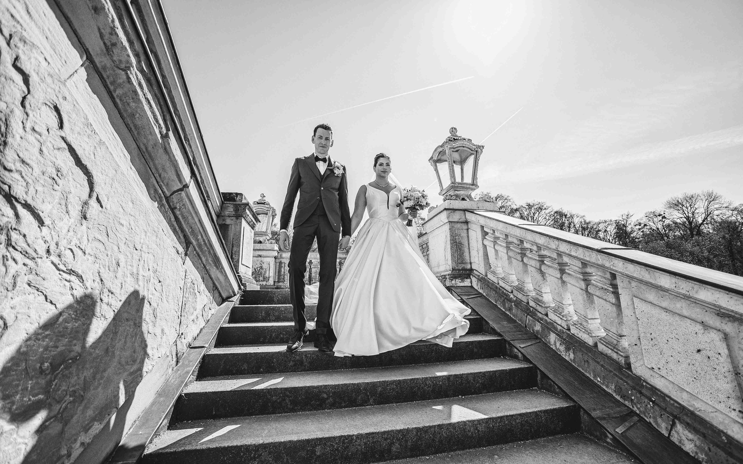Braut und Bräutigam auf einer Treppe, schwarz-weiß, bei einer Hochzeitsaufnahme