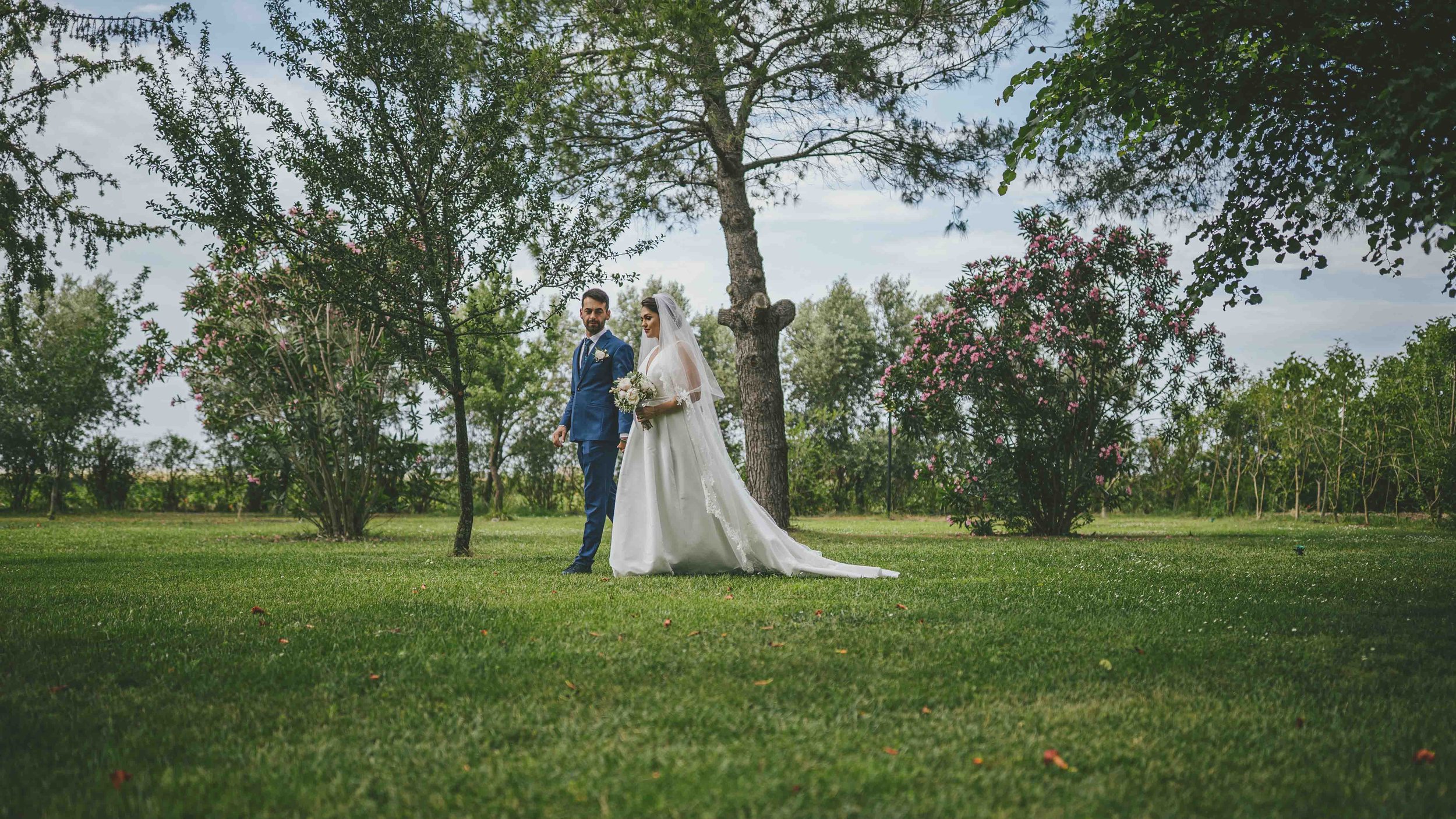 Braut und Bräutigam im Garten bei Hochzeit in natürlicher Umgebung