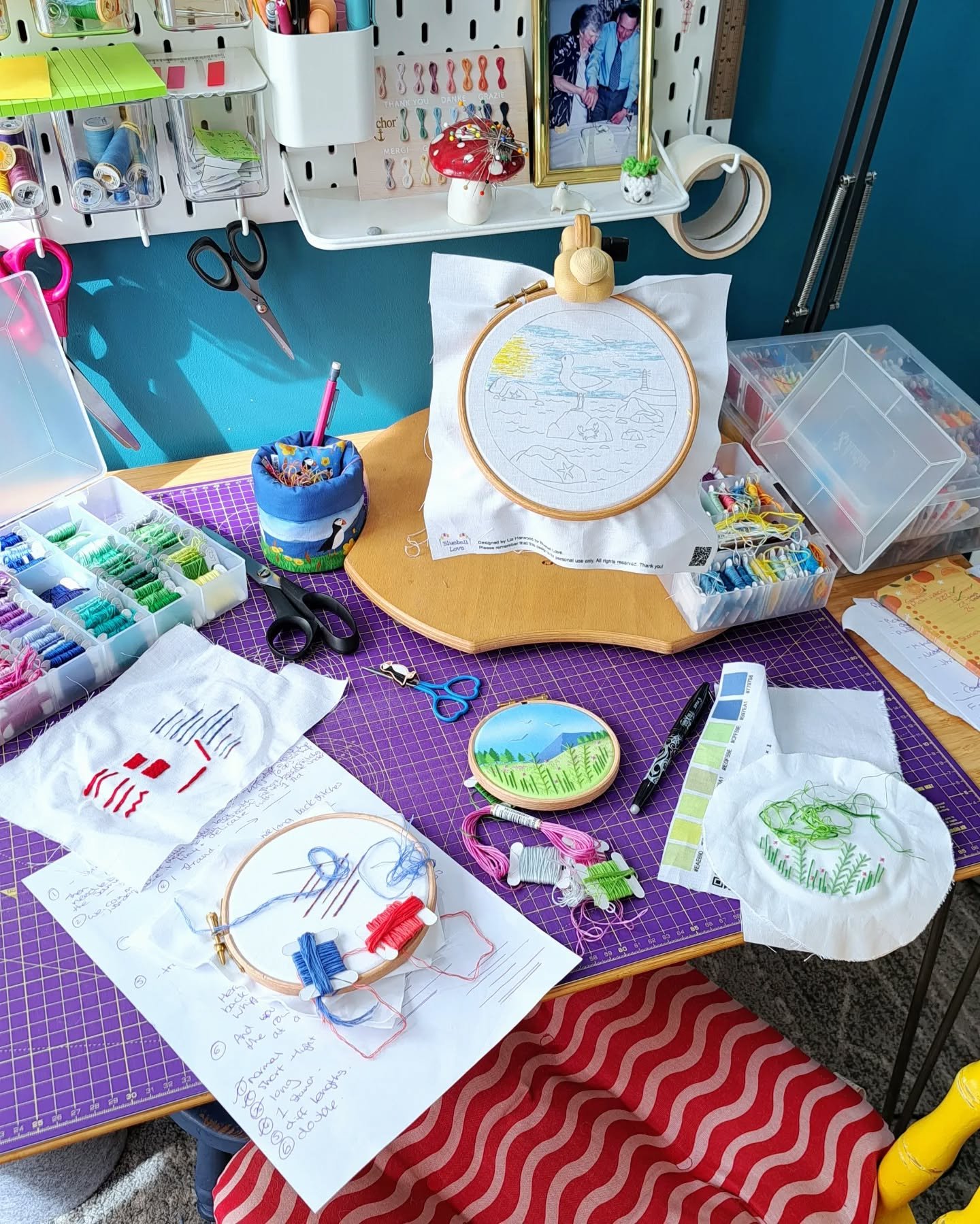 It&rsquo;s lovely stitchy chaos on my desk at the moment&nbsp;😄🪡 (Organised chaos, though&nbsp;😏).

I&rsquo;ve got a &ldquo;stitch of the week&rdquo; ready to edit and add to the library, a cute little make-and-take design in progress for my stand