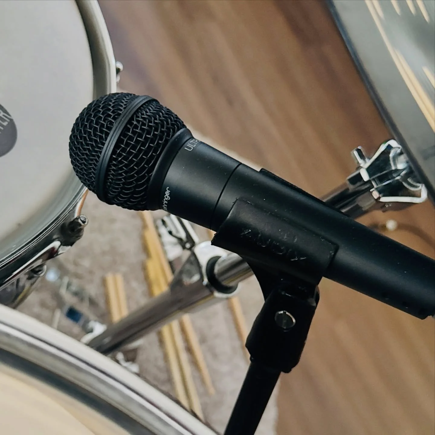 I have 4 of these mics because they&rsquo;re $20 each. It sounds FANTASTIC on snare. Pretty much as good as a 57 but more like an SM7B. I realize this is a wild claim - that&rsquo;s fine. There&rsquo;s something about this mic that just WORKS when it