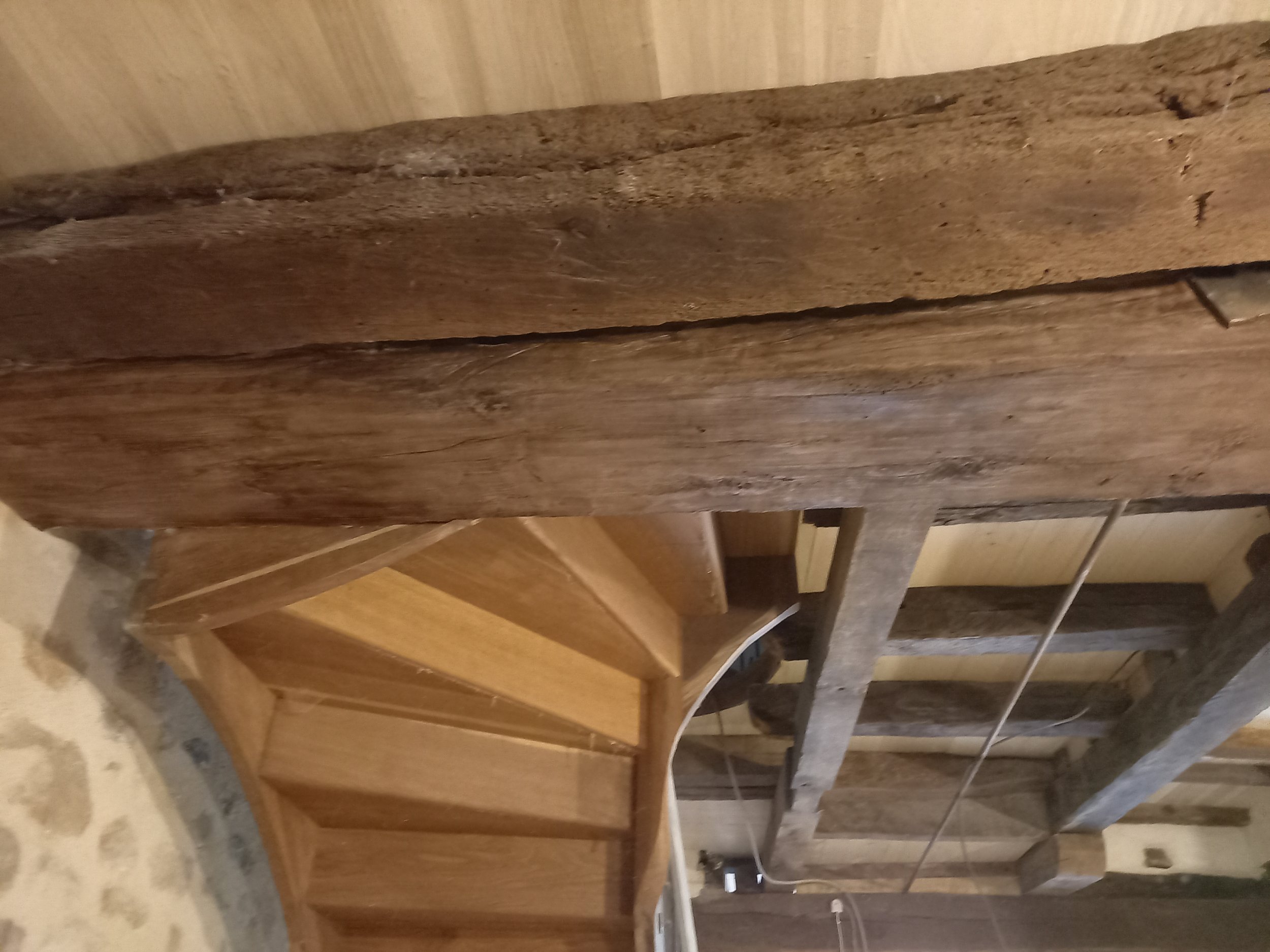 Après intervention de revêtement en plâtre effet faux bois