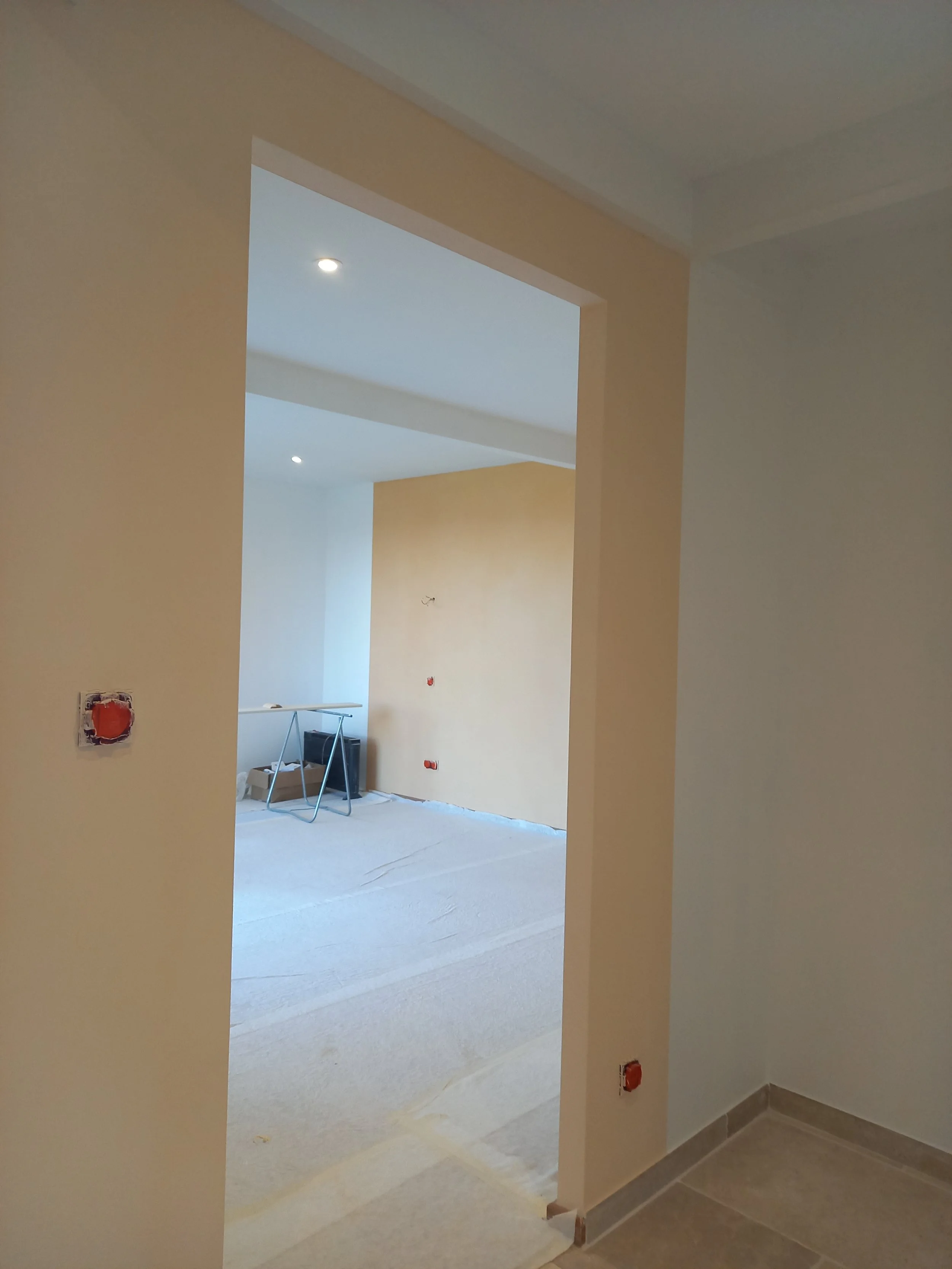 encadrement en badigeon de chaux vue sur la chambre badigeon abricot