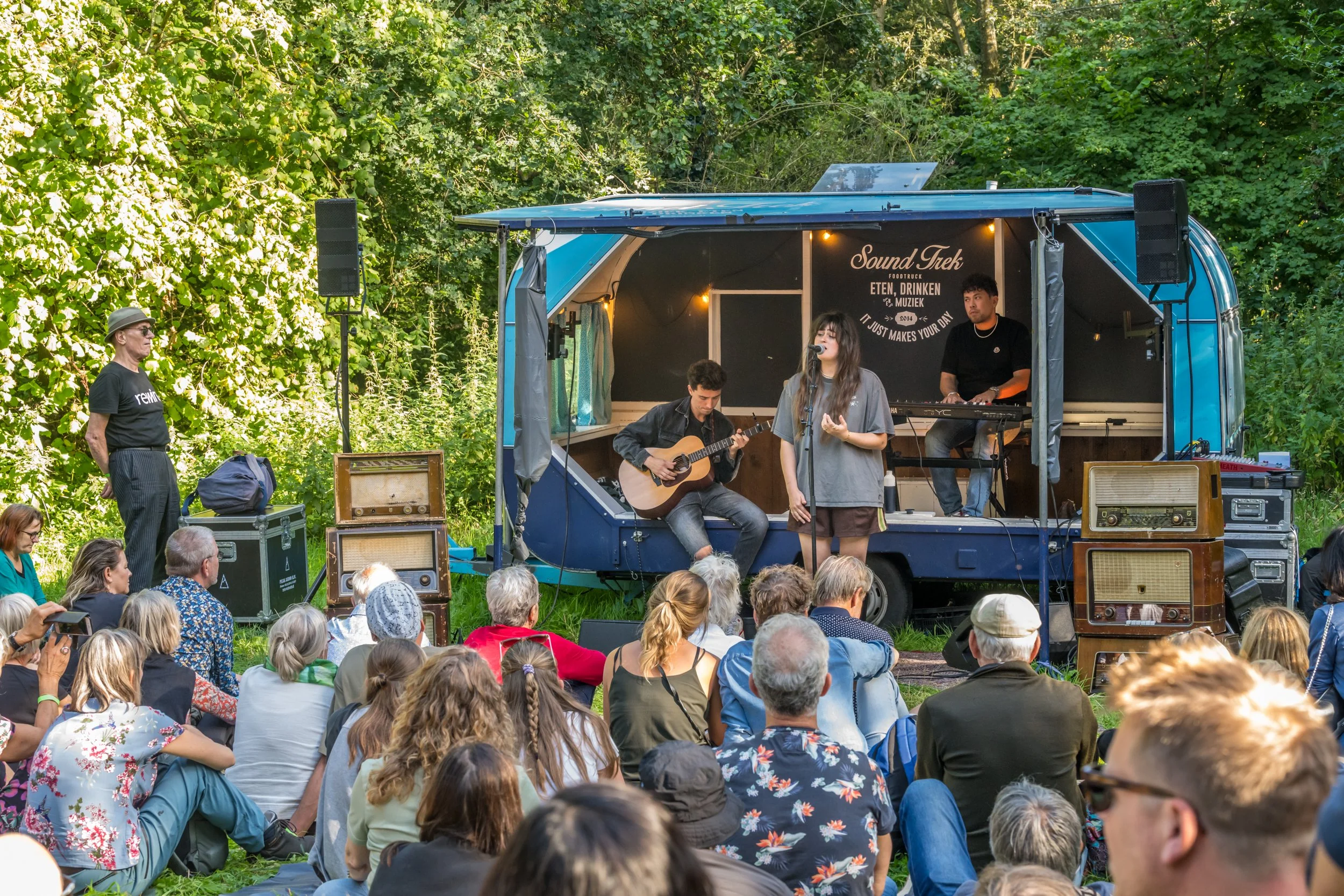 Zangeres Bente staat met haar band live muziek te verzorgen in een retro caravan omgebouwd als mobiel podium die te huren is bij SoundTrek
