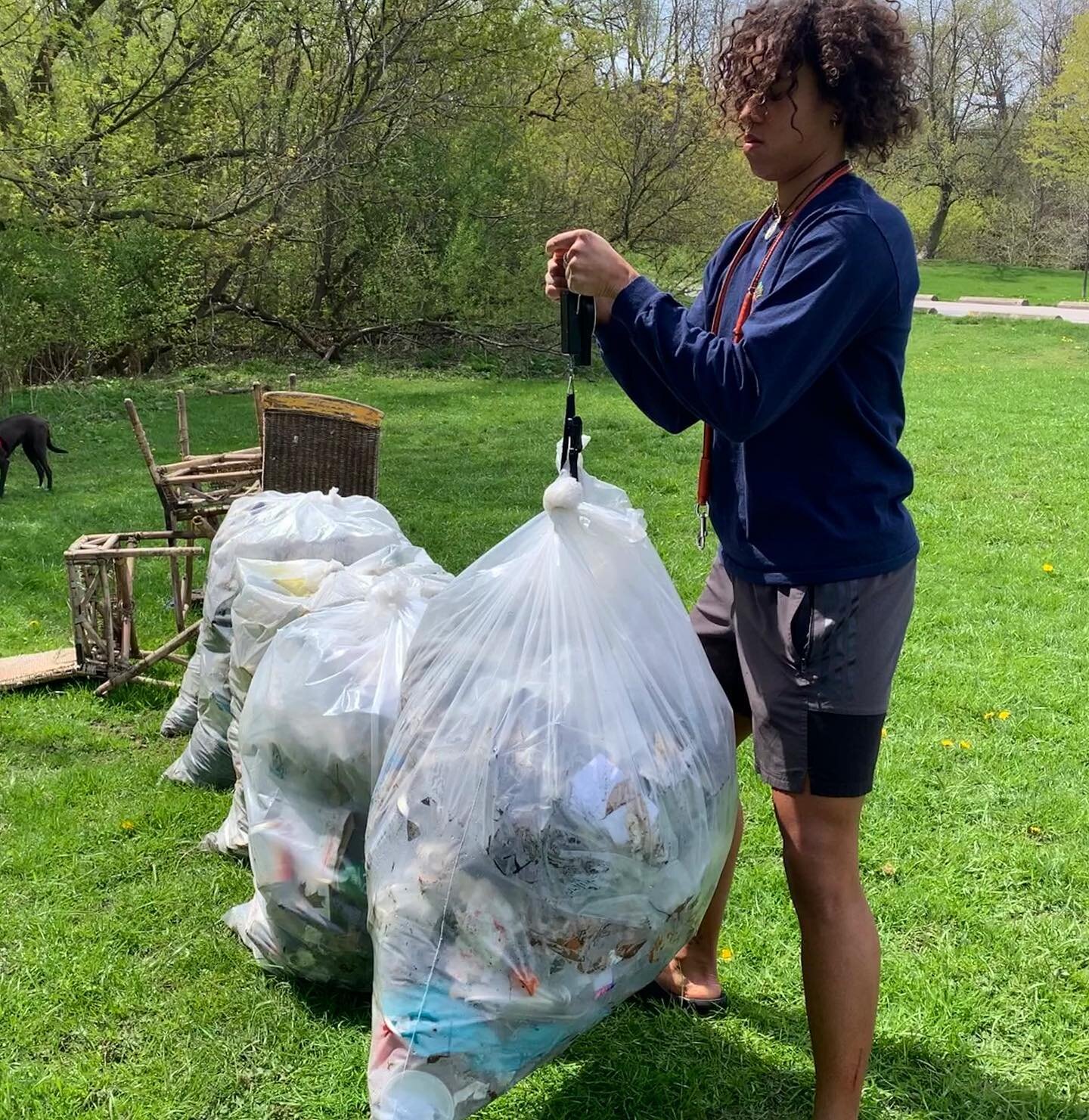 🌗Cleanup #126; Full Moon Cleanup 
🌍285lbs collected, 18 Wastelanders 
🥾1hr 20min cleanup, Kings Mill Park
🙏🏽Free or Donate what you Can 

Thank you to everyone who contributed their precious time and energy. For sinking into the sound bowls and 