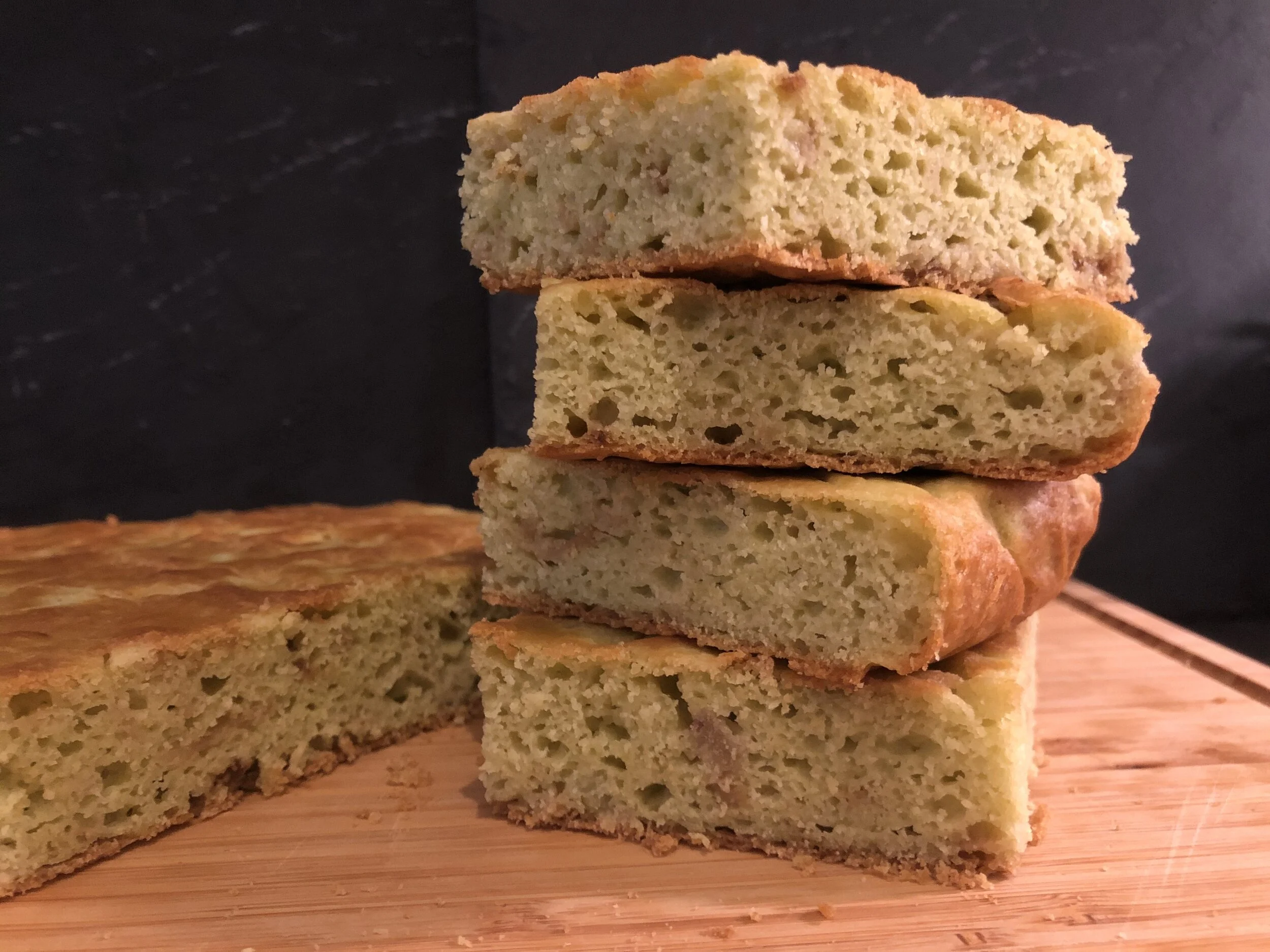 Focaccia con farina di piselli e cipolle senza glutine e senza latte