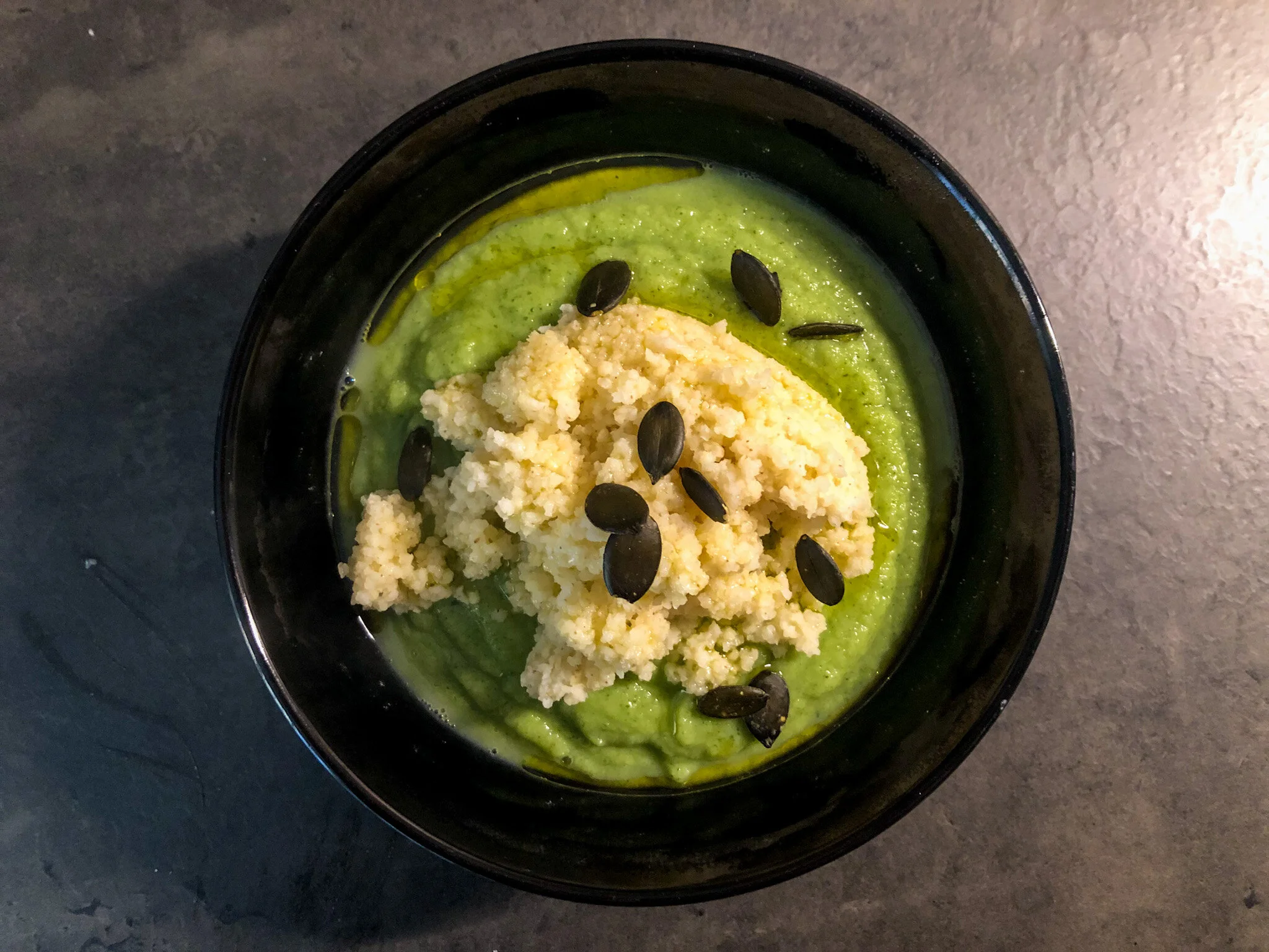 Zuppa di broccoli e cavolfiore con miglio senza glutine e senza latte, vegan 