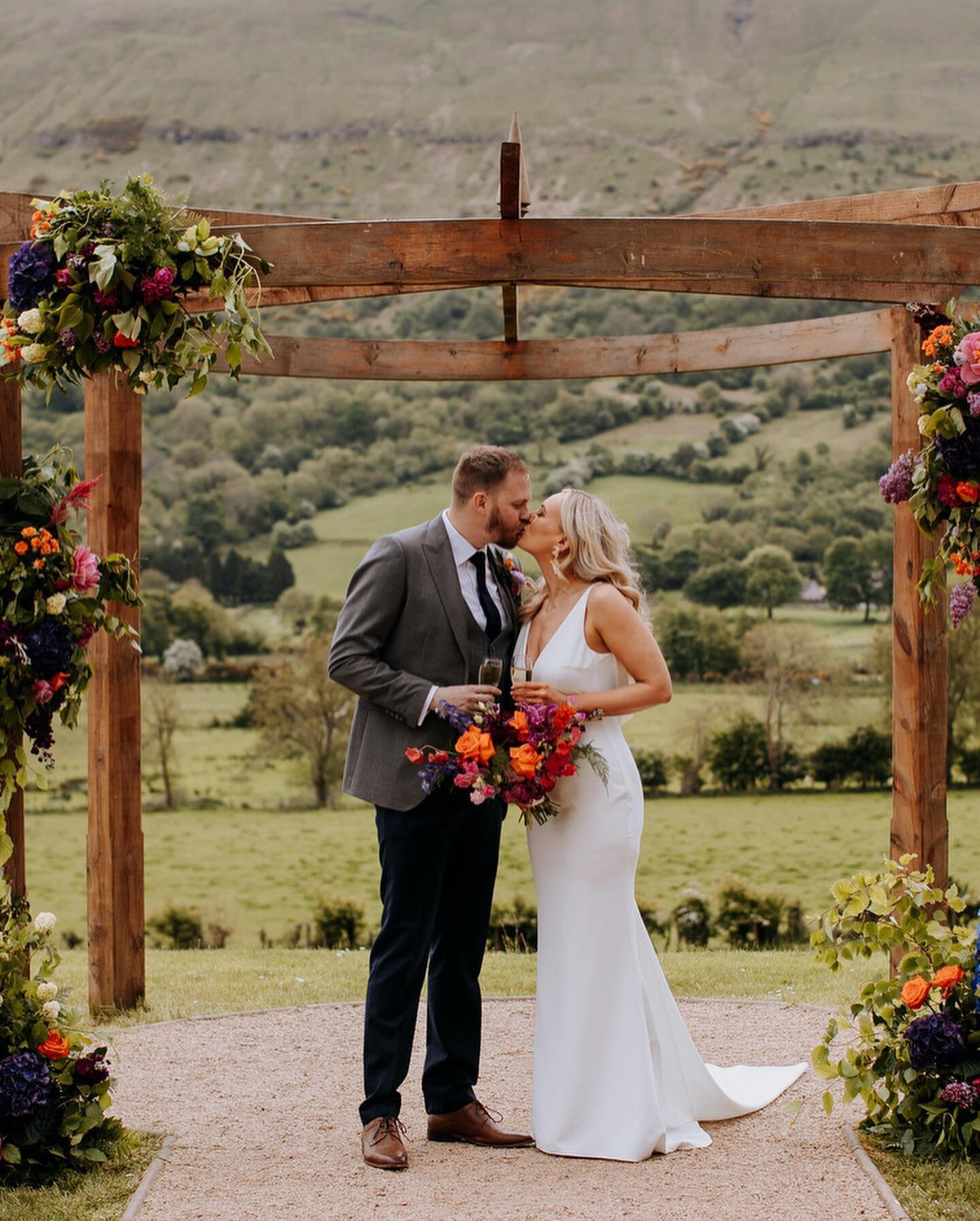 Swipe ➡️ to see how Lucy and Andy&rsquo;s outdoor wedding progressed so smoothly from outdoors/bluesky&hellip; to indoors&hellip;all whilst smiling. And still looked so cool with their guests just gathered round them for their vows in the marquee. @k