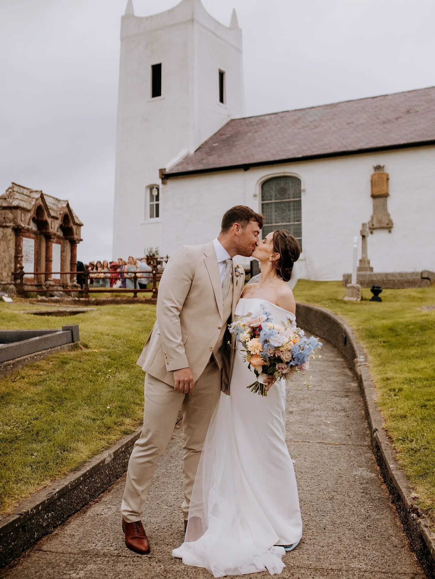 Caoimhe & Peter last weekend at the beautiful “wee white church in Ballintoy” - even more special for Caoimhe getting married in a place very close to her heart 🤍 #ballintoy #portbradden #beechhillcountryhousehotel #northernirelandwe