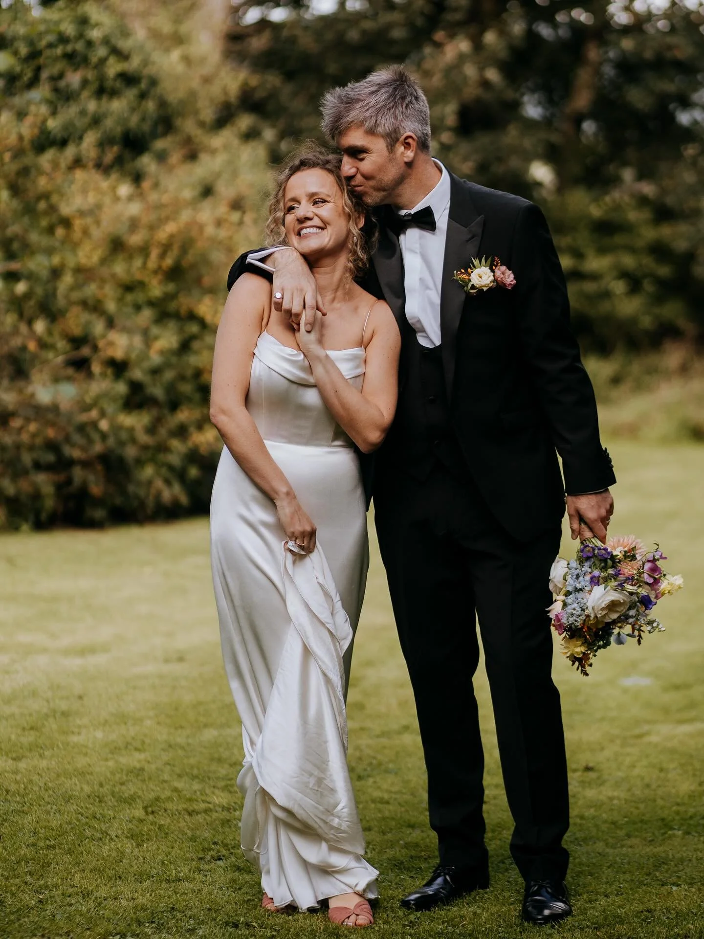 Sam & Gillian made it official on the enchanted grounds of @limepark.ni last weekend - and star of the show was their fur baby, Roo who was also their ring bearer 🥹💍 These guys are sea loving, outdoorsy and mega chilled - they wanted a rustic i