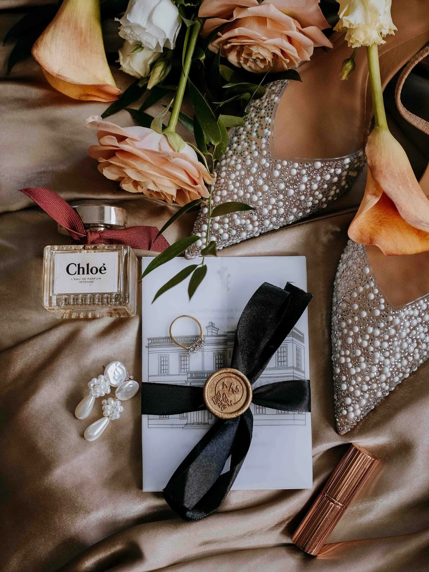 Another Storm Amy victory!! Brutal rain to begin their day but the sun came out eventually (it always does on the north coast 😉) and we got to roam around the autumn wonderland of @drenaghweddings - the staff had ALL rolled up their sleeves to clear