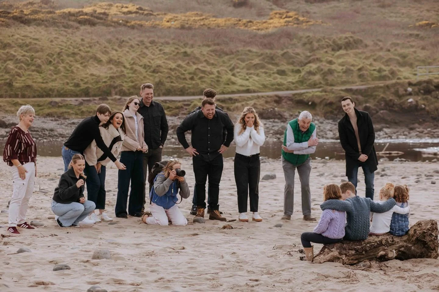 Not always sure what&rsquo;s happening behind my back on family shoots&hellip; but this reminds me that it&rsquo;s very often a team effort to get kids looking at the camera! Have had some beautiful extended family sessions over Easter, it&rsquo;s a 