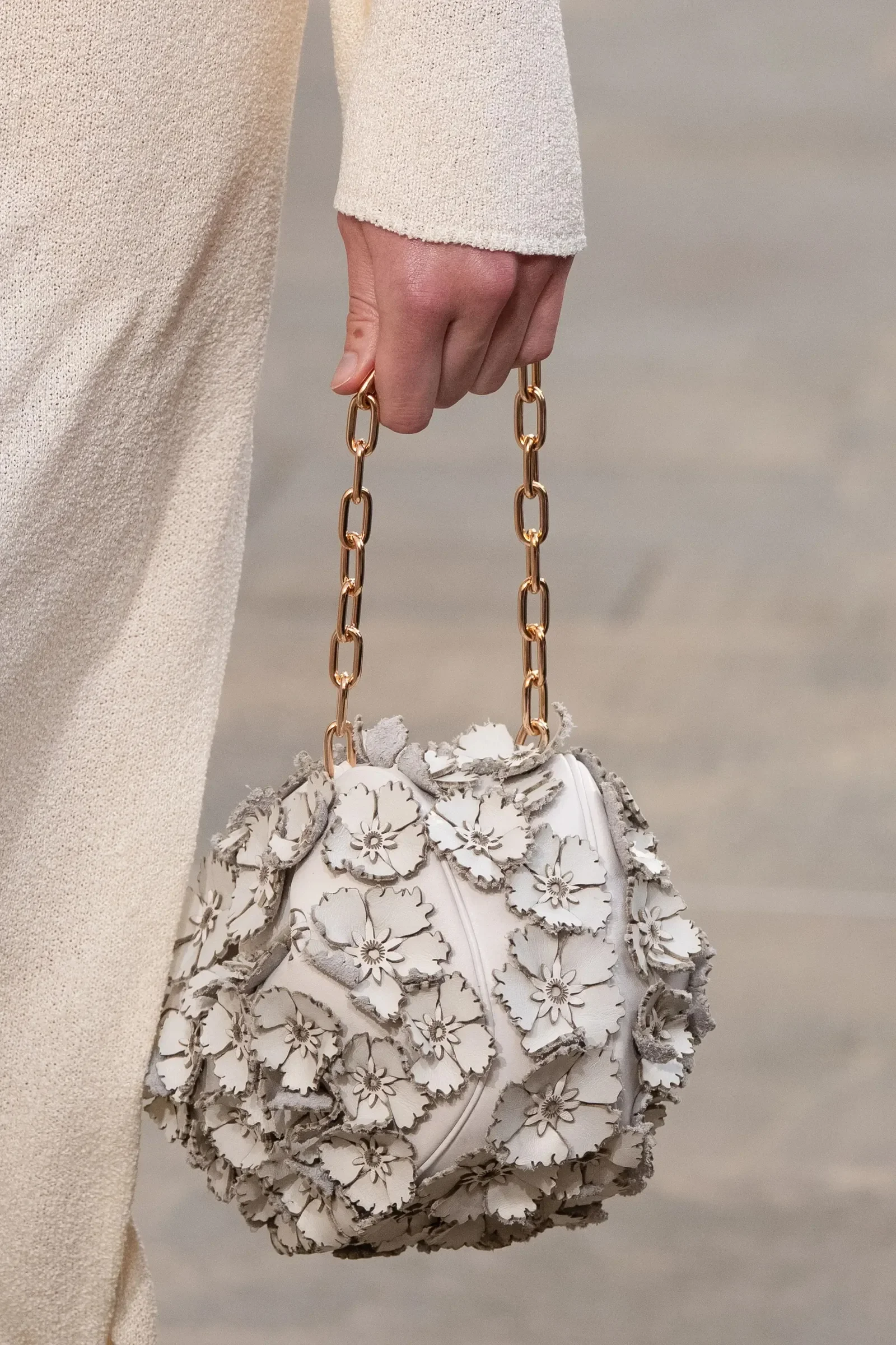gabriela-hearst-flores-bolsa-primavera-verano-2026.webp