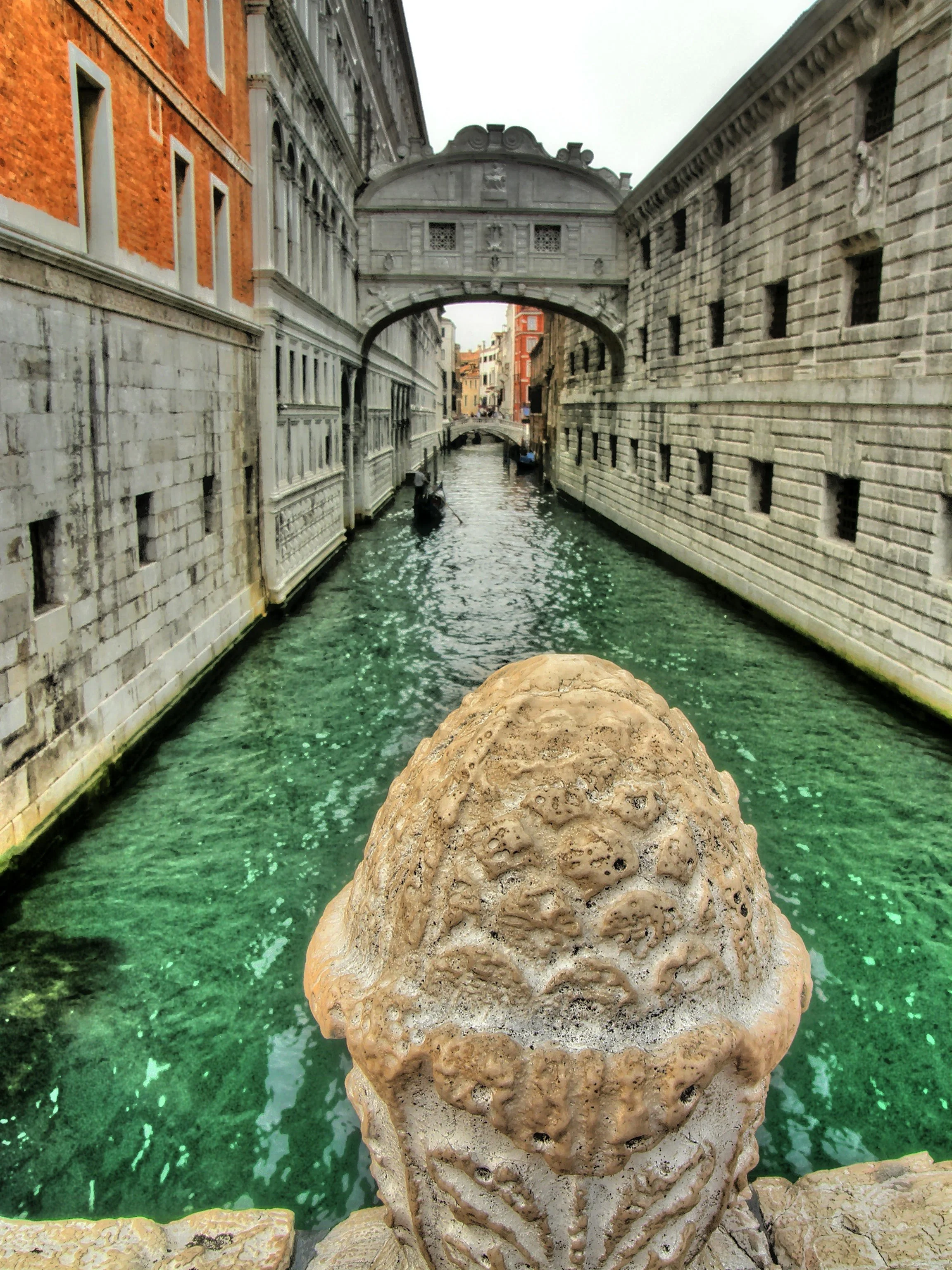  The beautiful Bridge of Sighs connects the Doge’s Palace with the prison, over the Rio di Palazzo. 