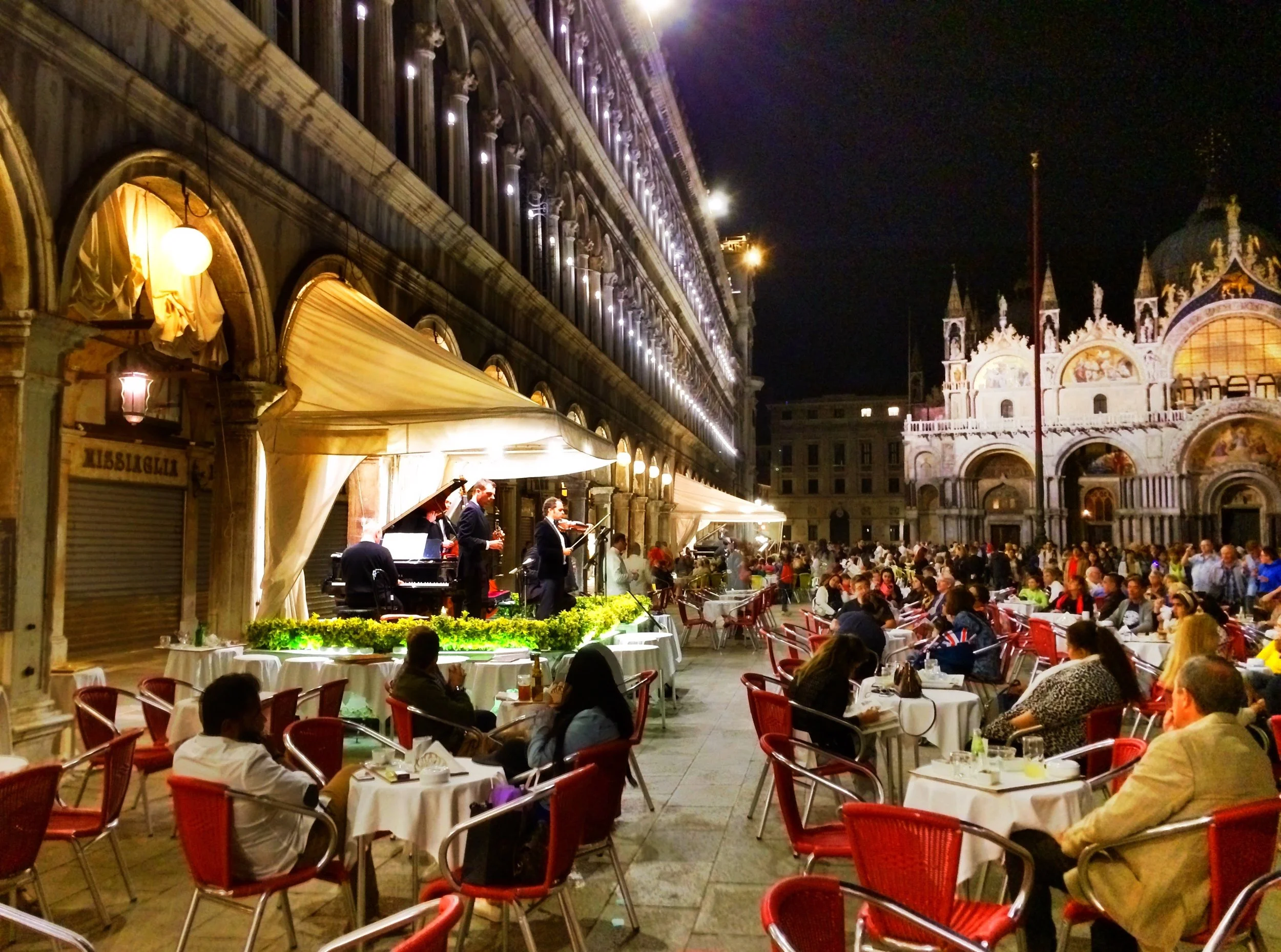  Enjoy dinner accompanied by live music in one of the restaurants in St. Mark’s Square. 