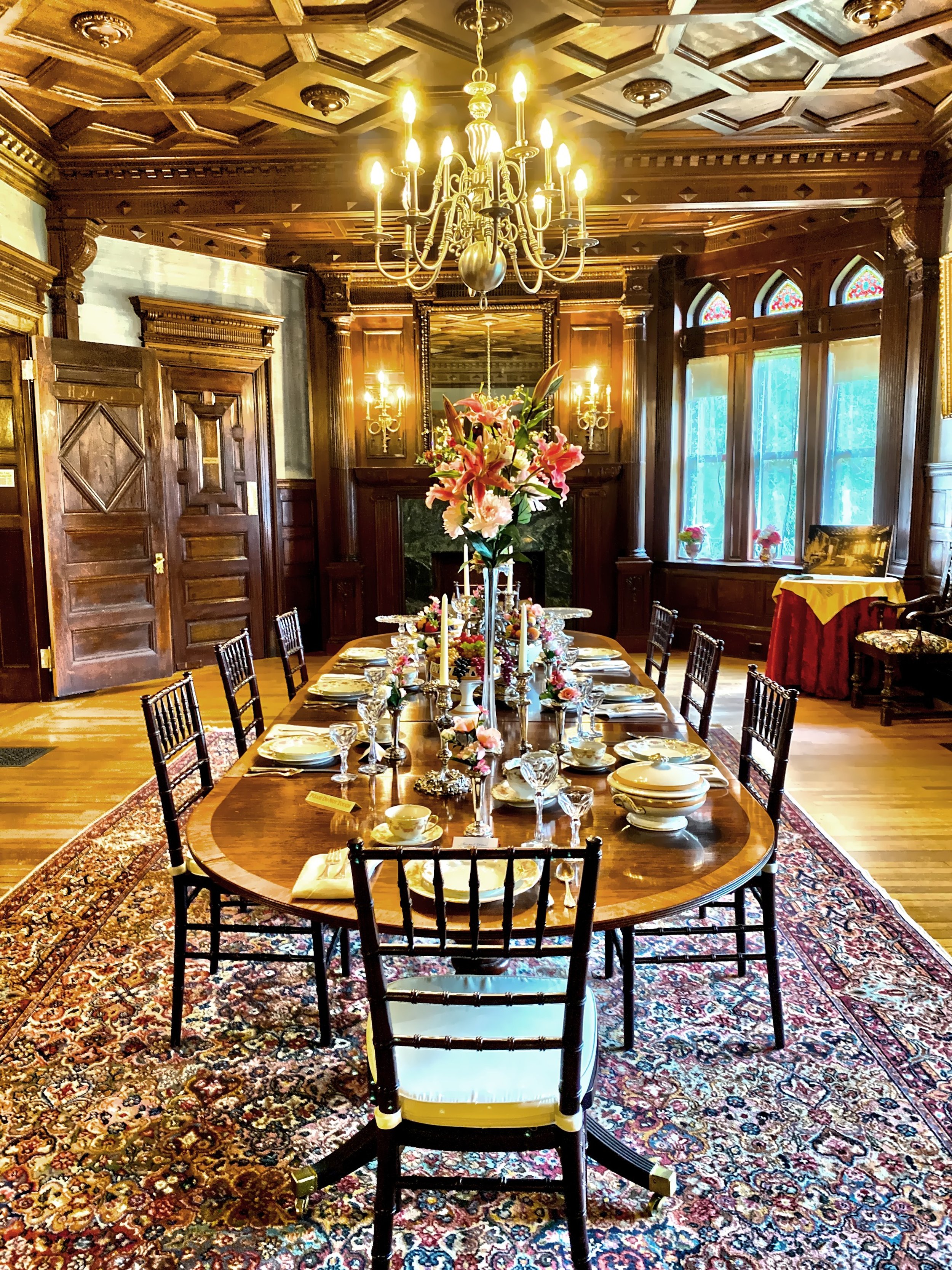  The elegant dining room 
