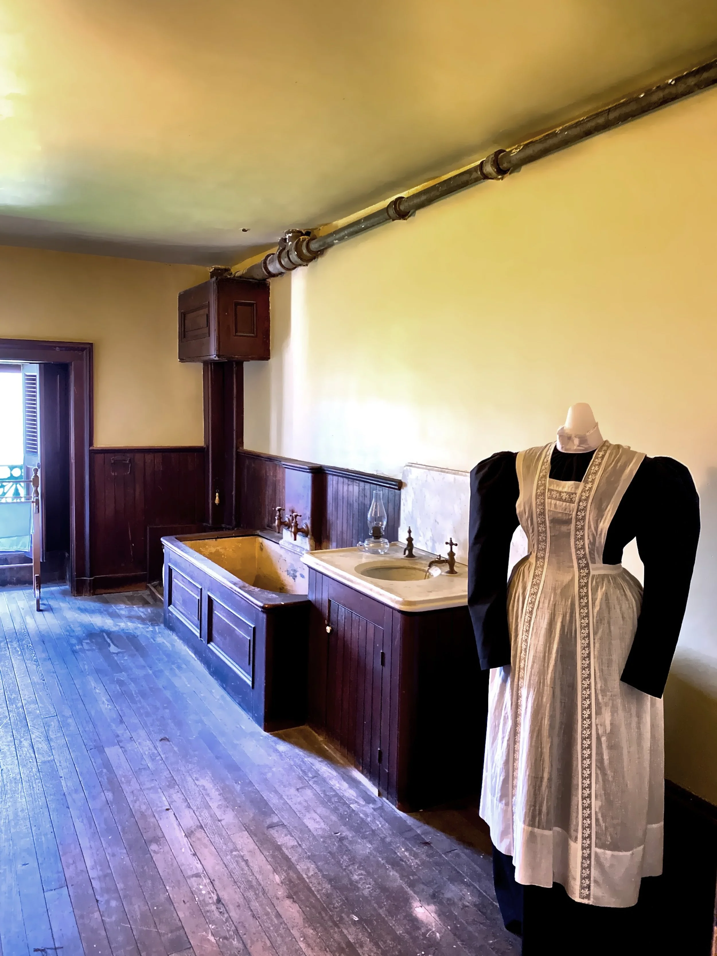  The servant’s quarters even featured luxurious bathrooms with indoor plumbing. 