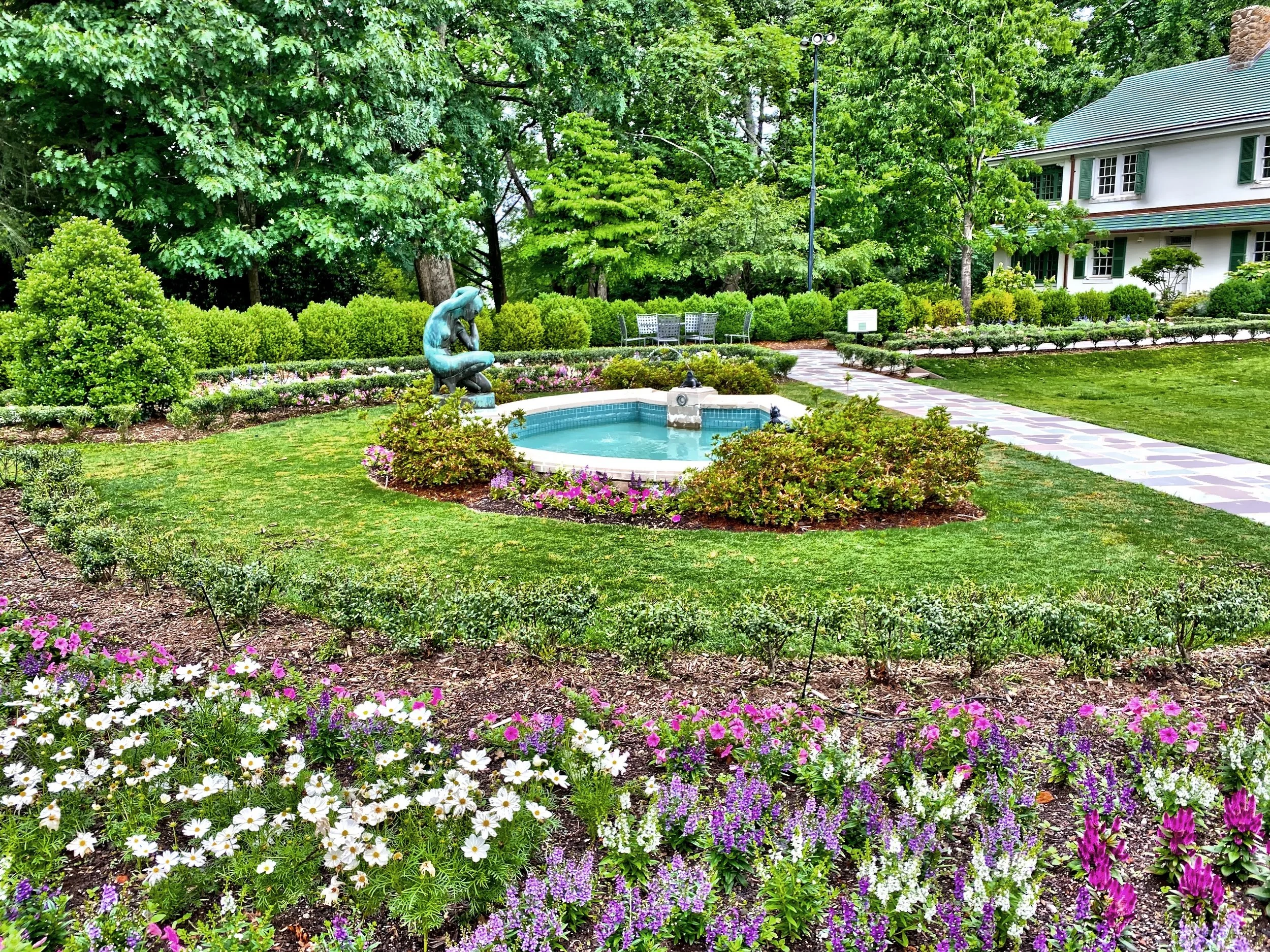  The garden and fountain in the front of the house. 