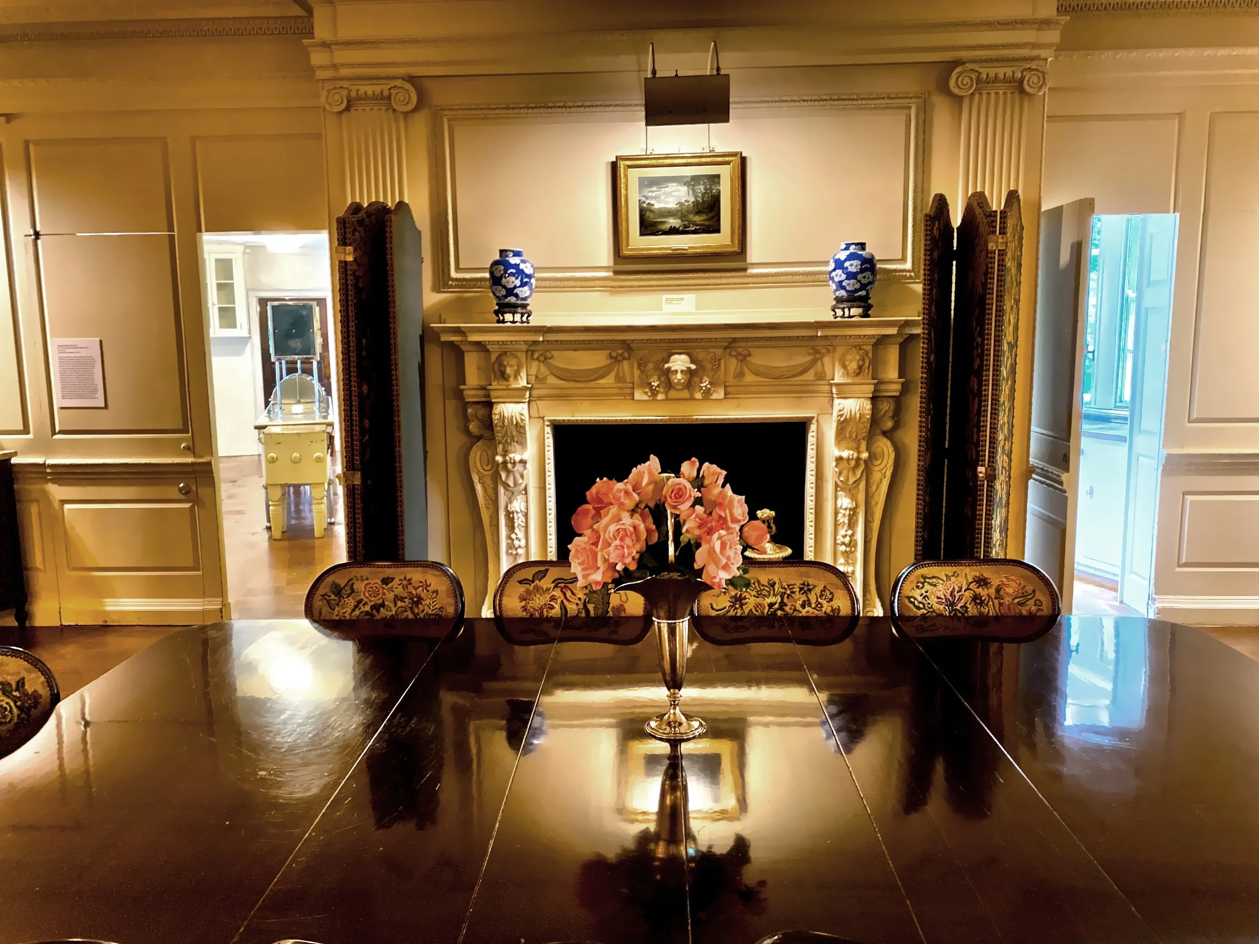  The dining room with fireplace 