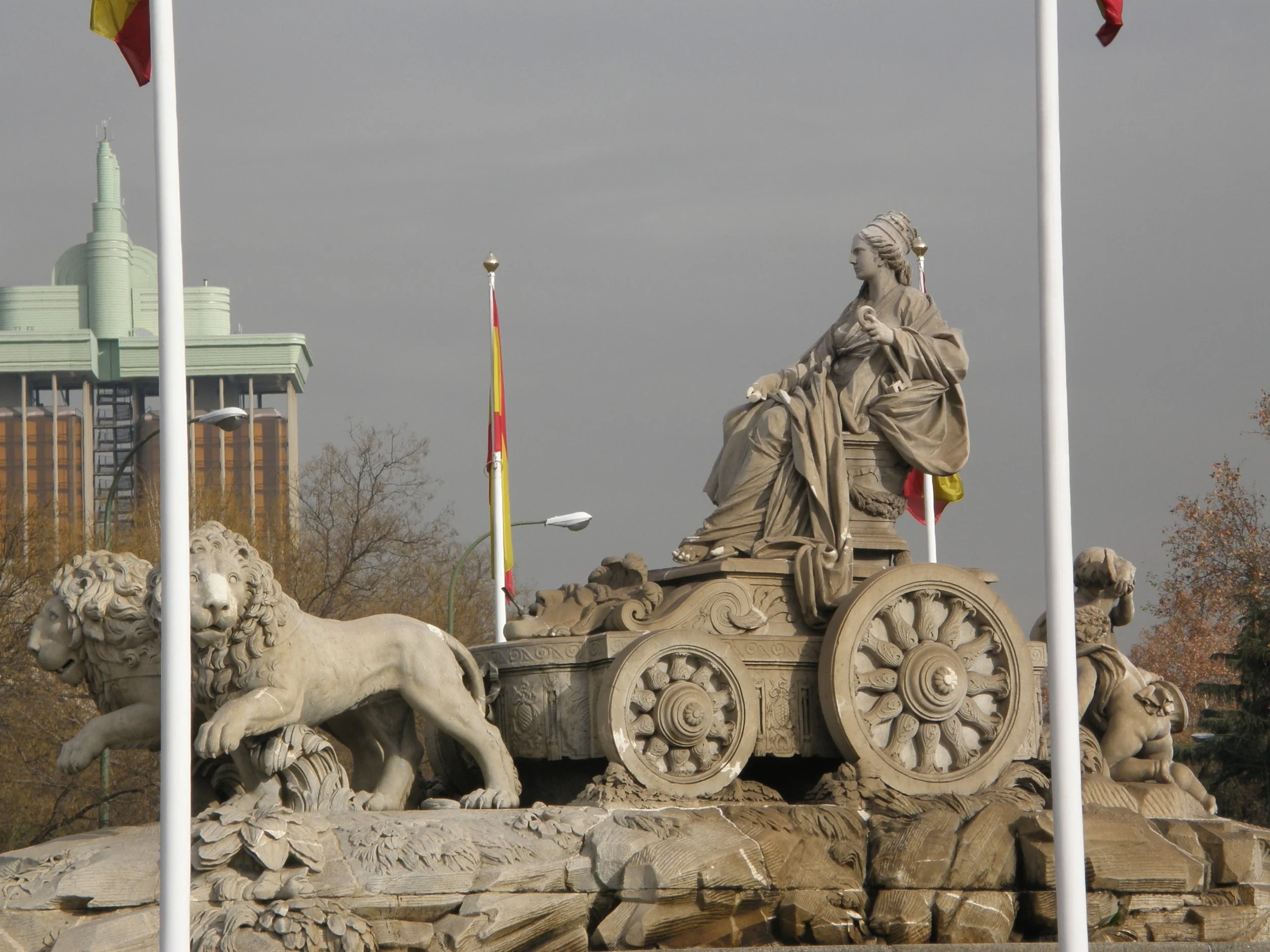  The Greek goddess Cybele sitting on a lion-drawn carriage marks the end of Paseo del Prado, across from the Palace 