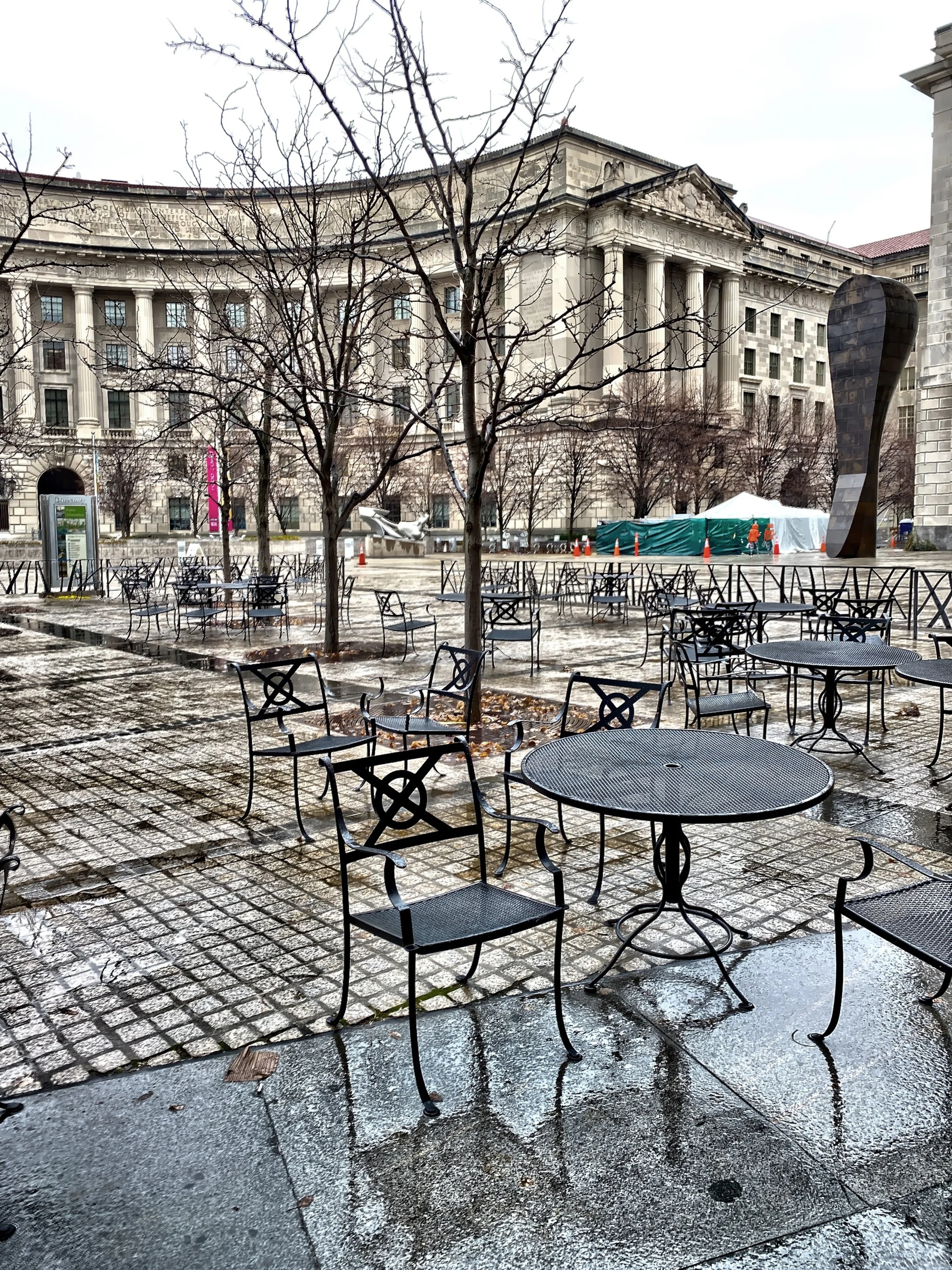  Outdoor dining near the Ronald Reagan Building 