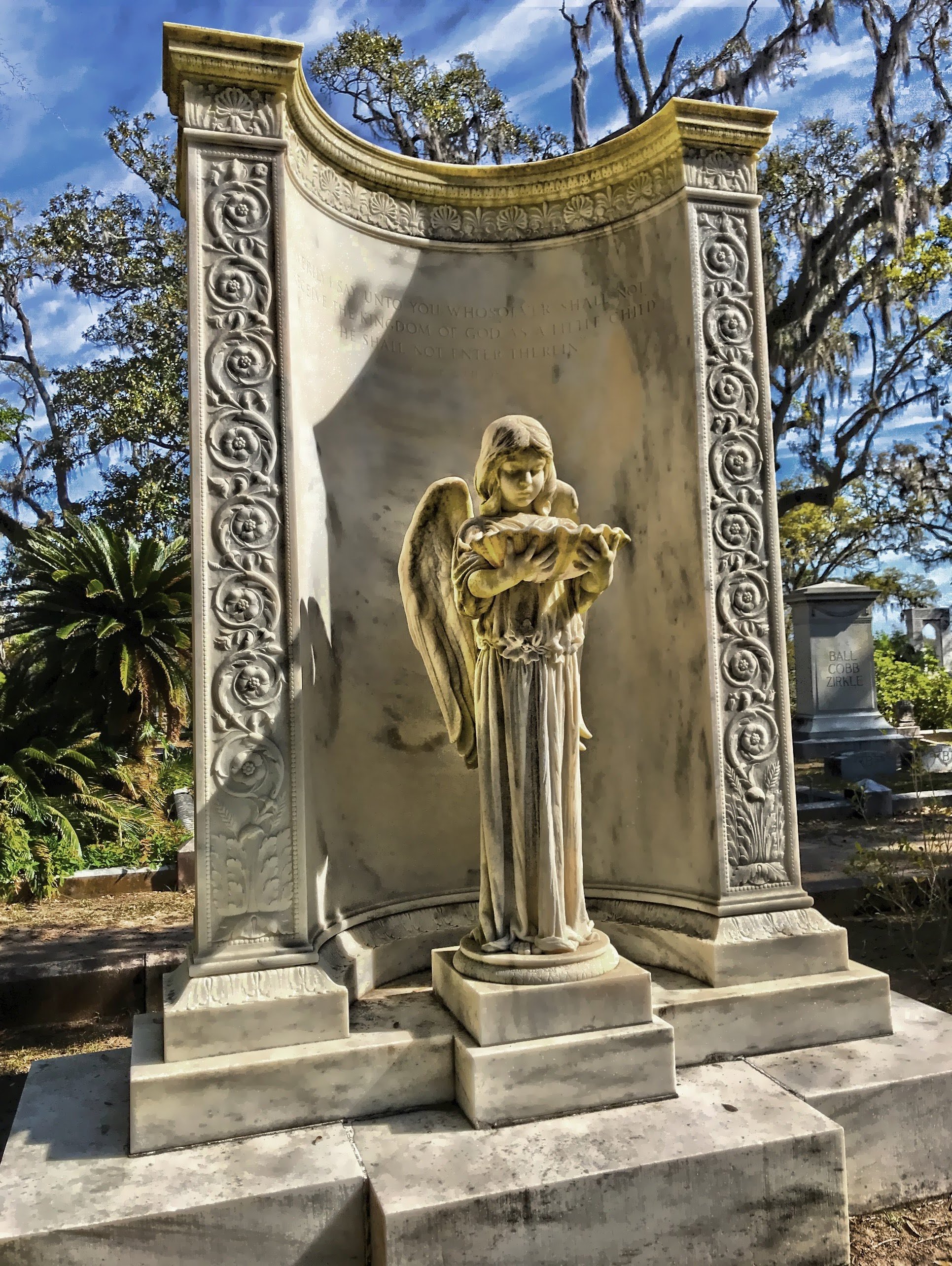  If you see a statue of an angel, it shows that the deceased was welcomed into heaven safely in the afterlife. 